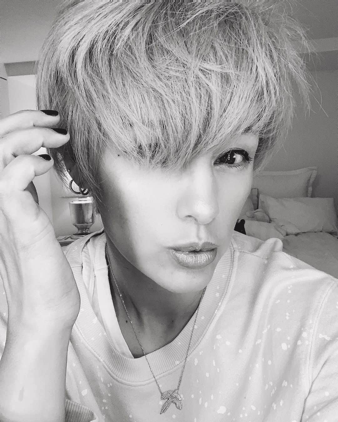 梅宮アンナさんのインスタグラム写真 - (梅宮アンナInstagram)「久々に家で練習メイクをしてみた💄💄 ビックリするほど、やり方を忘れてしまって😓😓 ヤバイ😓ヤバイ😅  メイクの話は次にするとして😊  今日は、以前、 @mroman_azabu さんに、  ボディピアスをオーダーしていまして👂  出来上がってきて👂👂🤩 こんな感じです👂😚 @mroman_azabu は、  セレクトショップになります。  インポートの物が沢山あるお店です😍  問い合わせは、直接お店へ ☎️03-6434-0677  M⭐️ROMAN  #mroman #麻布十番 #ボディピアス #軟骨ピアス」5月20日 21時27分 - annaumemiya