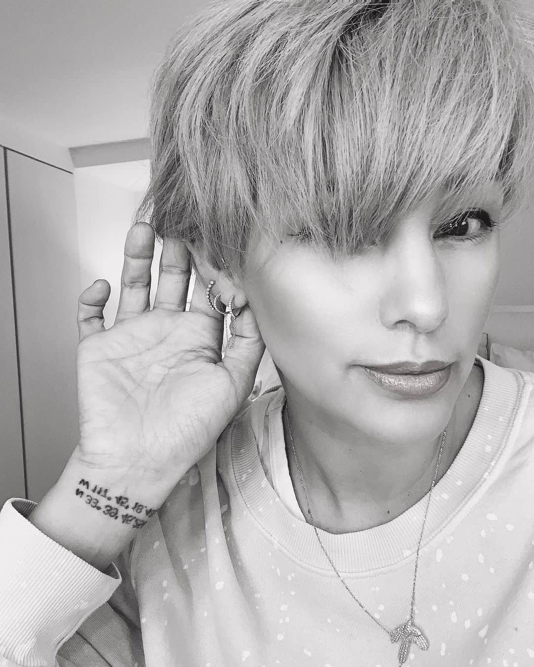 梅宮アンナさんのインスタグラム写真 - (梅宮アンナInstagram)「久々に家で練習メイクをしてみた💄💄 ビックリするほど、やり方を忘れてしまって😓😓 ヤバイ😓ヤバイ😅  メイクの話は次にするとして😊  今日は、以前、 @mroman_azabu さんに、  ボディピアスをオーダーしていまして👂  出来上がってきて👂👂🤩 こんな感じです👂😚 @mroman_azabu は、  セレクトショップになります。  インポートの物が沢山あるお店です😍  問い合わせは、直接お店へ ☎️03-6434-0677  M⭐️ROMAN  #mroman #麻布十番 #ボディピアス #軟骨ピアス」5月20日 21時27分 - annaumemiya