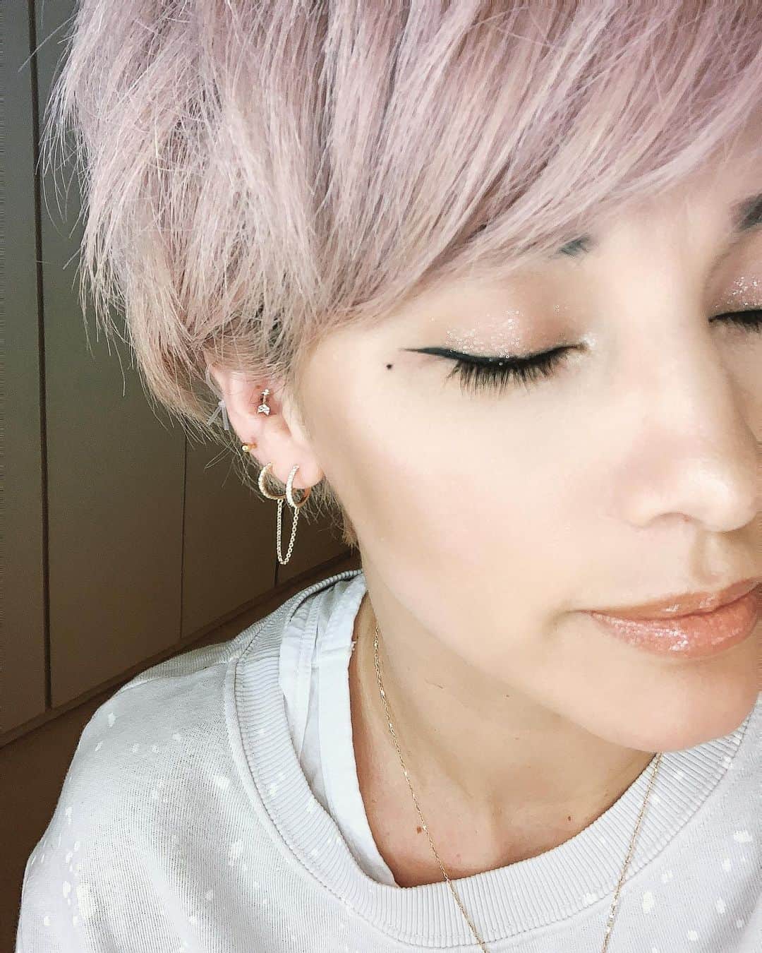 梅宮アンナさんのインスタグラム写真 - (梅宮アンナInstagram)「久々に家で練習メイクをしてみた💄💄 ビックリするほど、やり方を忘れてしまって😓😓 ヤバイ😓ヤバイ😅  メイクの話は次にするとして😊  今日は、以前、 @mroman_azabu さんに、  ボディピアスをオーダーしていまして👂  出来上がってきて👂👂🤩 こんな感じです👂😚 @mroman_azabu は、  セレクトショップになります。  インポートの物が沢山あるお店です😍  問い合わせは、直接お店へ ☎️03-6434-0677  M⭐️ROMAN  #mroman #麻布十番 #ボディピアス #軟骨ピアス」5月20日 21時27分 - annaumemiya