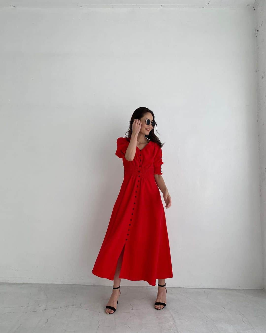 muramiさんのインスタグラム写真 - (muramiInstagram)「・﻿ ・﻿ ﻿ 5/21(木) 20:00﻿ NOVELTY FAIR新作🎁﻿ ﻿ ﻿ ﻿ ☑︎San Marino Color Dress﻿ BEG,RED﻿ ﻿ 初夏のイタリア半島サンマリノの街並みで 大人なサマードレスを着て、 彼とのデートを楽しむ女性をイメージしてつくった、MIELI大人気のウエストシャーリングシリーズの新型ちゃん❤︎﻿ 配色のドットボタンがワンポイントで、清涼感のある質感素材と細部まで計算されたデザインがとっても素敵なドレスです。﻿ ﻿ 大人なサンドベージュも﻿ ぱっと目をひく夏らしいREDも﻿ どちらもすっごく可愛いです💋💋﻿ 素材違いのドットもあるよ❤︎﻿ ﻿ ﻿ ﻿ ﻿ 5/21 19:00より、﻿ 私のアカウントで新作ご紹介のインスタライブを予定していますので、是非気軽に遊びに来て下さいね🥰💕 ﻿ ﻿ ﻿ ﻿ ﻿ ﻿ #mieliinvariant#miv#noveltyfair#muramistyle#fashion#ootd#大人カジュアル#大人コーデ#ドレス#ワンピース#ノベルティフェア#トートバッグ ﻿ ﻿ ﻿ ﻿ ﻿ ﻿」5月20日 21時23分 - murami_716