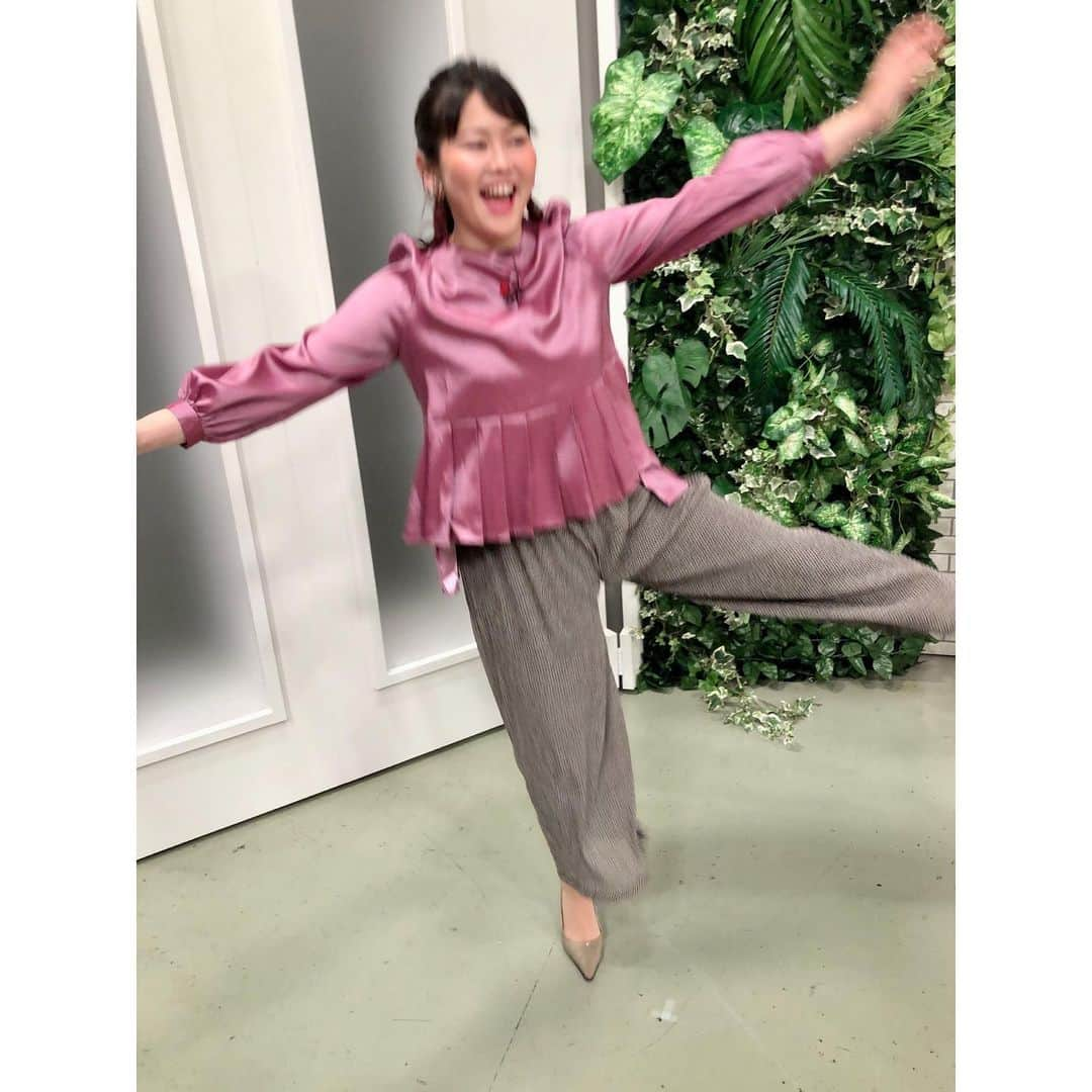 宇田川紗稚さんのインスタグラム写真 - (宇田川紗稚Instagram)「.今日の衣装はこちら💁‍♀️﻿ ﻿ Blue Cheek Boutique様の衣装では初めての﻿ パンツスタイルでした✨﻿ 最初スカートかな？と思って履いたら﻿ ズボンでびっくりしました🤫﻿ ﻿ 最近大人しめの写真だったので﻿ 動いてみたら案の定ブレました😂﻿ ﻿ 今日はいい感じに髪の毛を巻けたから﻿ おろそうかなと思ったけれど﻿ イヤリングが可愛いからポニーテールに❣️﻿ ﻿ #あさトク #衣装 #bluecheekboutique #ハンドメイド #イヤリング #sugarspot #fashion #ootd #セルフヘアアレンジ #躍動感 #ブレる #ブレてない写真は #あさトクアカウントに #こちらは #フリースタイル」5月20日 21時24分 - sachiudagawa