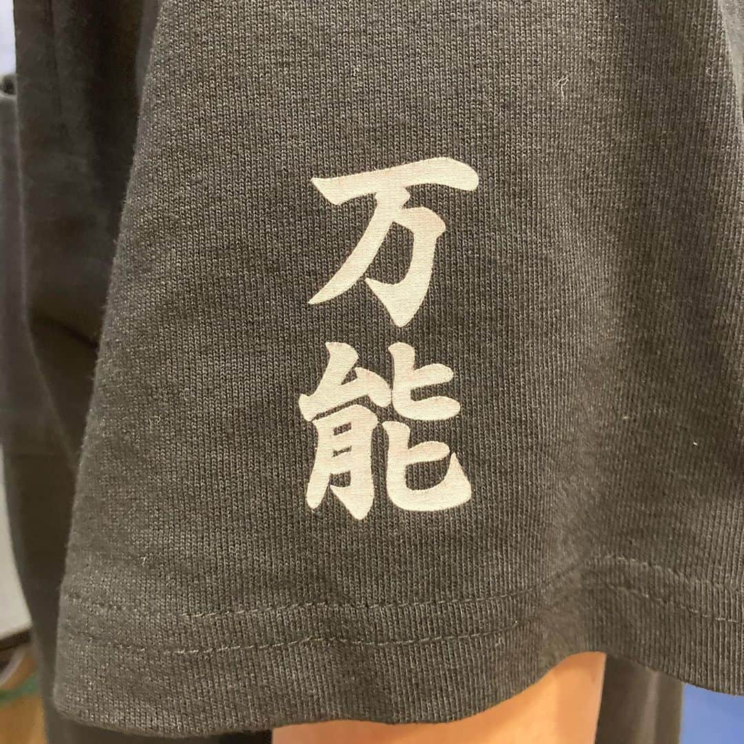 中島ヒロトさんのインスタグラム写真 - (中島ヒロトInstagram)「Tシャツチャレンジ（オレンジ編）その3。  もうポーズが思いつかないので（笑）オーソドックスな元気モリモリポーズで元気アピール（今日も元気だったなー）。 ベーシックな“ほりにし”ポケT。もはや販売スタッフ（笑）。名札っぽくも見えます。“ほりにし”ではなく“なかじま”です（笑）。これも着心地は抜群。で、ポケTって、外遊びの時は便利なんだよね。「万能DJ」感、出てますか？（笑）“ほりにし”愛を表現するべく、ぜひ1枚。 パンツは、いつもお世話になってるケンコー社発のオリジナルブランド、“マウンテンシップデザイン”。ストレッチハイクパンツです。ストレッチ効いてて、すごく穿きやすいし、山用ってシルエットが野暮ったい時あるけど、これはすごくキレイで、街穿きにもいいです。シルエットの写真ナシですいません。メイドインネパールです。もちろん、落ち着いたら、これ穿いて山も行きます！秋冬にアイテム増える予定みたいで楽しみです。横部さん、ケンコー社の皆さん、いつもありがとうございます。 さすがに帰りは、Tシャツ1枚だと寒いので、パタゴニアのパッカブルジャケット。YO-KINGに勧められて買いました。これは本当に便利。1年の3分の1はバッグに入れてます。 スニーカーはNBの1300。ちょっと前の復刻ワーワーのヤツじゃないです。欲しかったけど（笑）。かなり履きました。履き心地はもちろんだけど、なんで皆このカラーリングが好きなんだろう？俺もだけど（笑）。 今週ラストOAの明日木曜日も頑張りまーす。  #オレンジかつらぎ店  #ほりにし #アウトドアスパイス #アウトドアスパイスほりにし #ケンコー社 #mountainshipdesign  #workdaysbecameplaydays  #staycreativestayplayful」5月20日 21時33分 - djhirotonakajima