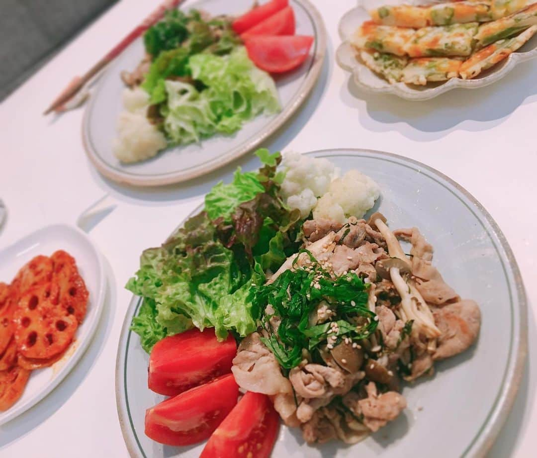 杉岡沙絵子さんのインスタグラム写真 - (杉岡沙絵子Instagram)「今日の夕飯🍴 ・ ✔︎豚肉としめじの大葉ポン酢炒め ✔︎サラダ ✔︎蓮根キムチ ✔︎チヂミ ・ チヂミにハマって連投🤤 ・ ・ #アスリート飯#アスリートごはん#ラグビーごはん#おうちごはん#ふたりごはん#クッキングラム#献立#ラガーマン旦那#ラガーマンの嫁#rugby#ラグビー#管理栄養士#アスリートフードマイスター#アスリートフードマイスター2級#離乳食幼児食コーディネーター#フリーアナウンサー」5月20日 21時34分 - saeko_sugioka