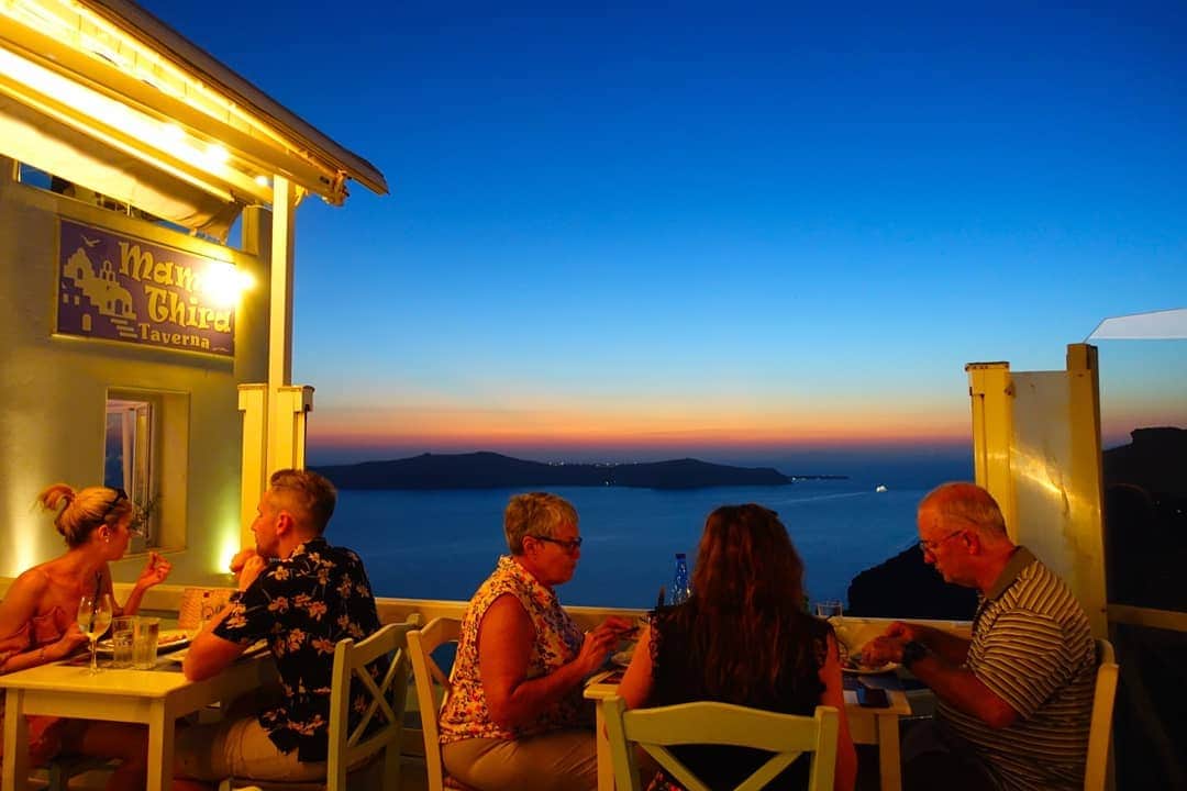 DJ DAIKI（若林大輝）さんのインスタグラム写真 - (DJ DAIKI（若林大輝）Instagram)「#青と白の世界 #サントリーニ #ギリシャ #46カ国目 #旅ログ . Throw back Santorini🇬🇷 Great stay at this hotel🛋 @astropalace . Beautiful sunset🌅 It was amazing memory😇😇😇 . #Santorini #Island #Greece #過去pic #サントリーニ  #旅の思い出 #エーゲ海 #greece」5月20日 21時34分 - daiki.wakabayashi