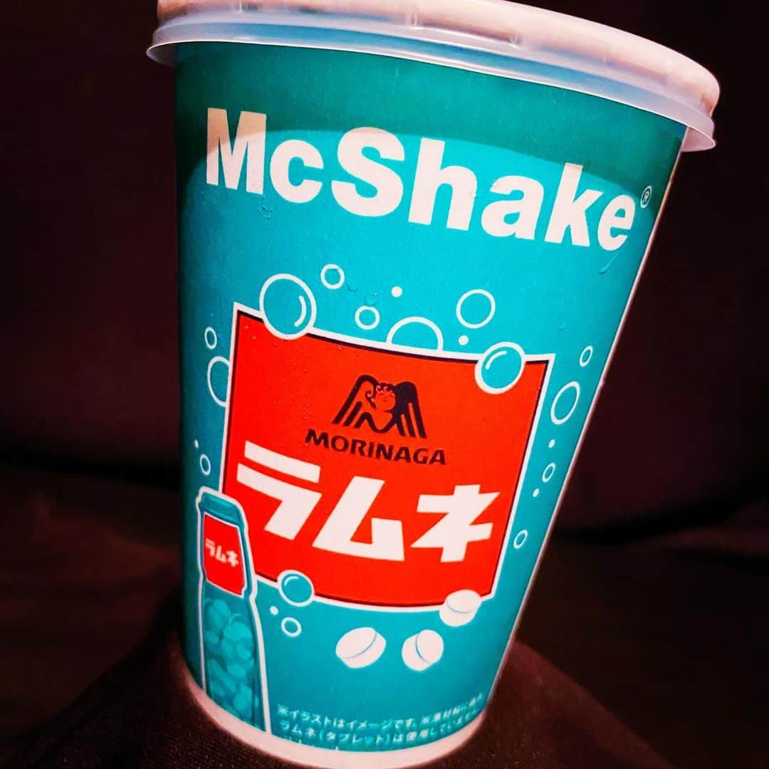 JULIANさんのインスタグラム写真 - (JULIANInstagram)「McShake®︎ @mcdonaldsjapan  今日発売「マックシェイク森永ラムネ」 2枚目は載せるの忘れてた 「マックシェイク®プッチン”できないけどプッチンプリン」 #mcdonalds #マクドナルド #맥도날드 #マック　#マクド　#シェイク #期間限定  #mcshake #マックシェイク  #ラムネ　#ラムネシェイク　 #morinaga #森永製菓 #森永ラムネ #プッチンできないけどプッチンプリン  #プリンシェイク #🍮 #プッチンプリン　#プリン  #江崎グリコ #グリコ #アイス #今日のアイス #🍦 #アイスクリーム  #アイス好き #アイス好きな人と繋がりたい  #スイーツ男子 #スイーツ #甘党」5月20日 21時39分 - julian_official_jp