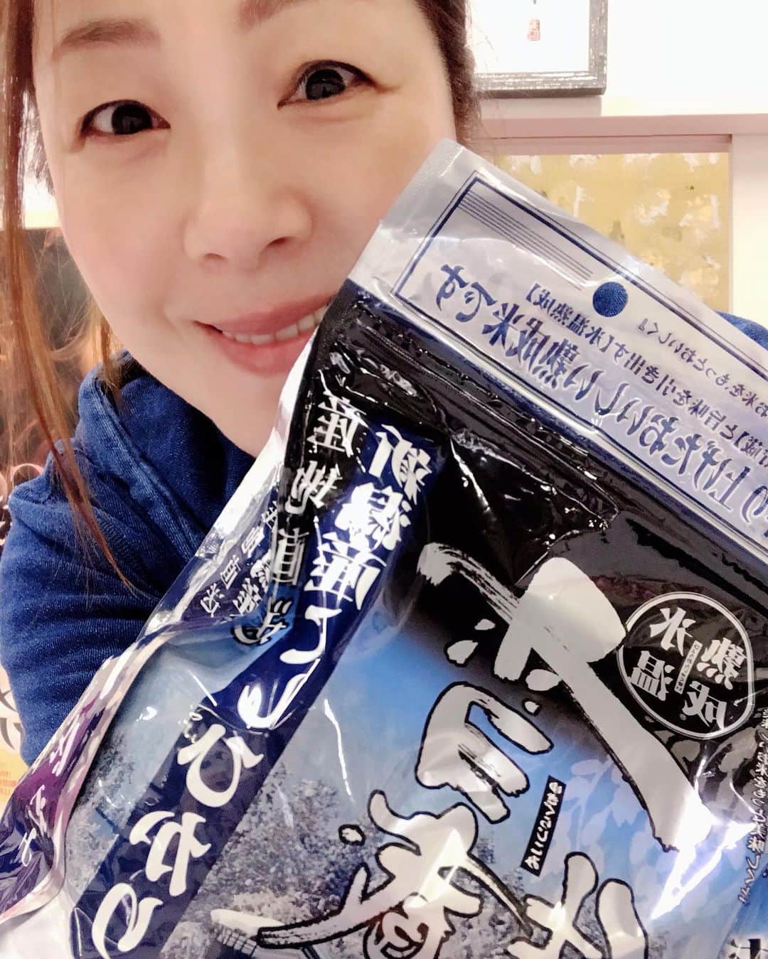 井上貴子のインスタグラム：「頂き物コーナー^ ^  お米！！！ トマト🍅🍅🍅 サイコー！！！ 感謝^ ^  Happyで^ ^  医療従事者 医療に携わる全ての皆様 介護施設 配送業者 スーパーの皆様 ゴミ回収業の方々  コロナ問題に携わる皆様 自粛して下さってる皆様。  ありがとうございます。  #井上貴子  #LLPWX #女子プロレス #紅緒と柊音 #トイプードル部　 #LLPWX道場 #お米 #トマト #茨城県産 #イチナナ配信 #おうちですごそう #STOPCOVID19 #stayhome」