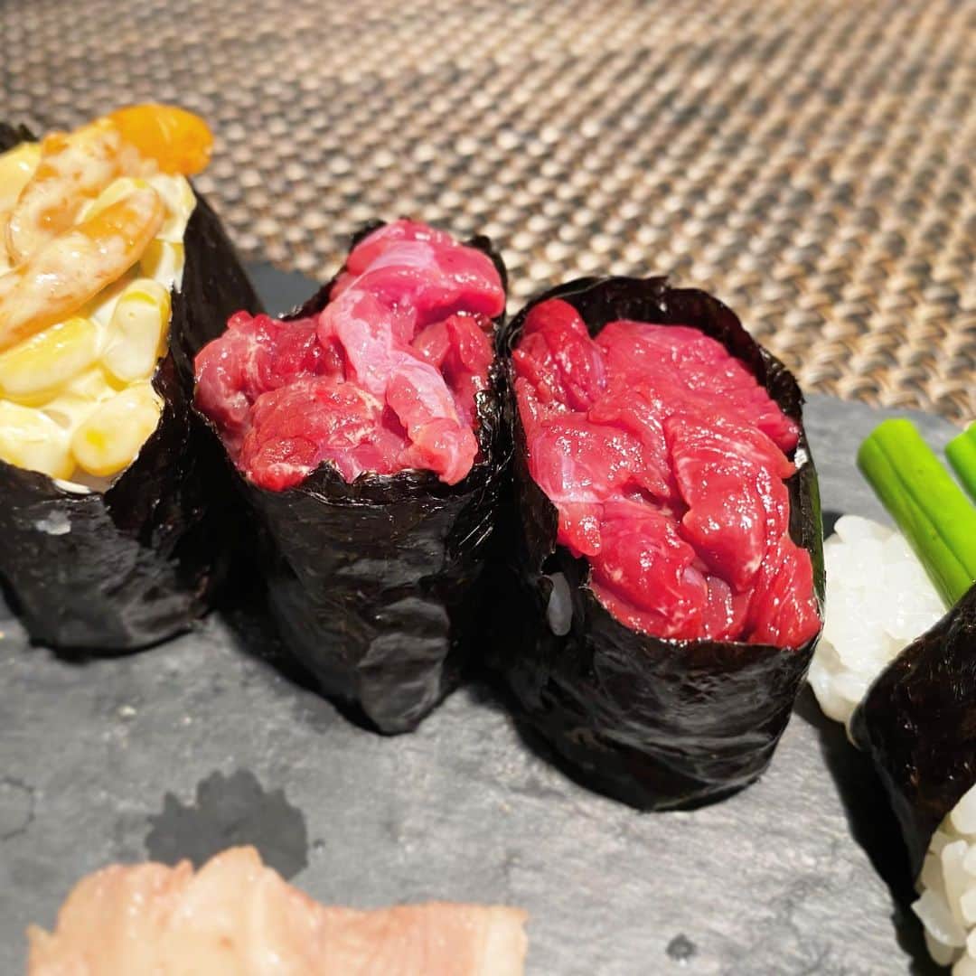 中倉隆道さんのインスタグラム写真 - (中倉隆道Instagram)「. 今夜は『寿司』 メインは「肉寿司」♬ . 馬肉専門店「馬喰ろう」 @horsemeatmarketbakurou のお取寄せ馬刺しで馬肉寿司！！ . . 酢飯に白胡麻混ぜたシャリに馬刺しを乗せるだけ♬☺️👍 握りと軍艦巻き😍 . 超簡単で最高にウマウマ！！ 甘さもあって滑らかな舌触り 馬肉のうまさが爆発！😋💕 . . 牛カルビ肉と鶏胸肉はさっと火を通すだけ👍 . アスパラ寿司も甘くて超ウマウマ！！ 外食したいけどお家で握り寿司もありだね♬ . . 今夜も恵みに感謝🙏 おいしゅーございました☺️✨ . . #寿司 #握り寿司 #おうちごはん #ベジめし #夜ご飯 #オウチゴハン #dinner #vegetables #ダイエット #diet #ダイエットメニュー #オトコノキッチン #料理愛好家 #フリーアナウンサー #柿ピー研究家 #中倉隆道 #馬肉 #馬肉専門店 #馬刺し #馬肉寿司 #肉寿司 #sushi」5月20日 21時41分 - ryudo.tokyo
