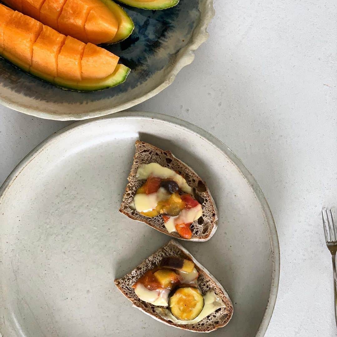 mitsuxmitsu24のインスタグラム：「Summer vegetable * * 茄子とズッキーニをトマトで煮込んで 簡単ラタトゥイユ。 とろけるチーズと一緒にドイツパンに乗せて焼いたら出来上がり。 * メロンがどうにも鮭に見えてくるw * * #breakfast  #breakfastplate  #homemade  #cooking #cookingathome #morning #朝ごはん　#おうちごはん #おうち時間  #お料理好きな人と繋がりたい」