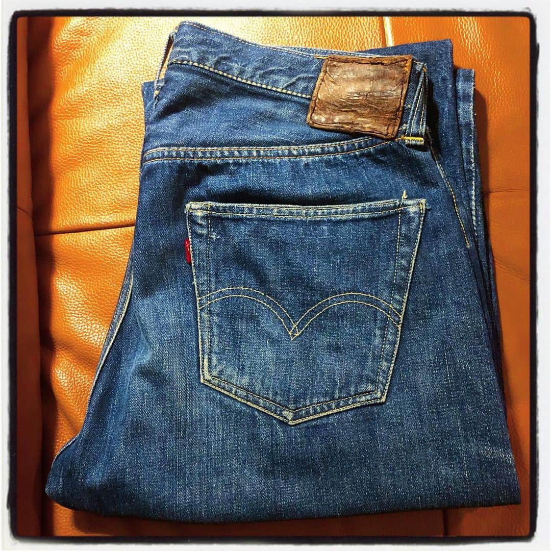 大川知英のインスタグラム：「50's LEVI'S 501XX 1SIDE Leather Patch リーバイス社がリベットで補強するパンツを特許を申請して1873年5月20日にその特許申請が受理されたということで、5月20日を リーバイスがデニムの誕生日として設定していると言われていーる🇺🇸 私のリーバイスは片面なのにサイドステッチが短いのが ポイント🧘🏼‍♂️そんな相棒もお祝いしたげよう🚬 happy birthday levi's denim❗️upi🤡 #levis #501xx #1side#leatherpatch  #50s#5月20日#リーバイス誕生日 #一生俺の相棒#vintage #denim  #amecajiboys #takatsubase  #アメトイ部#youtube」