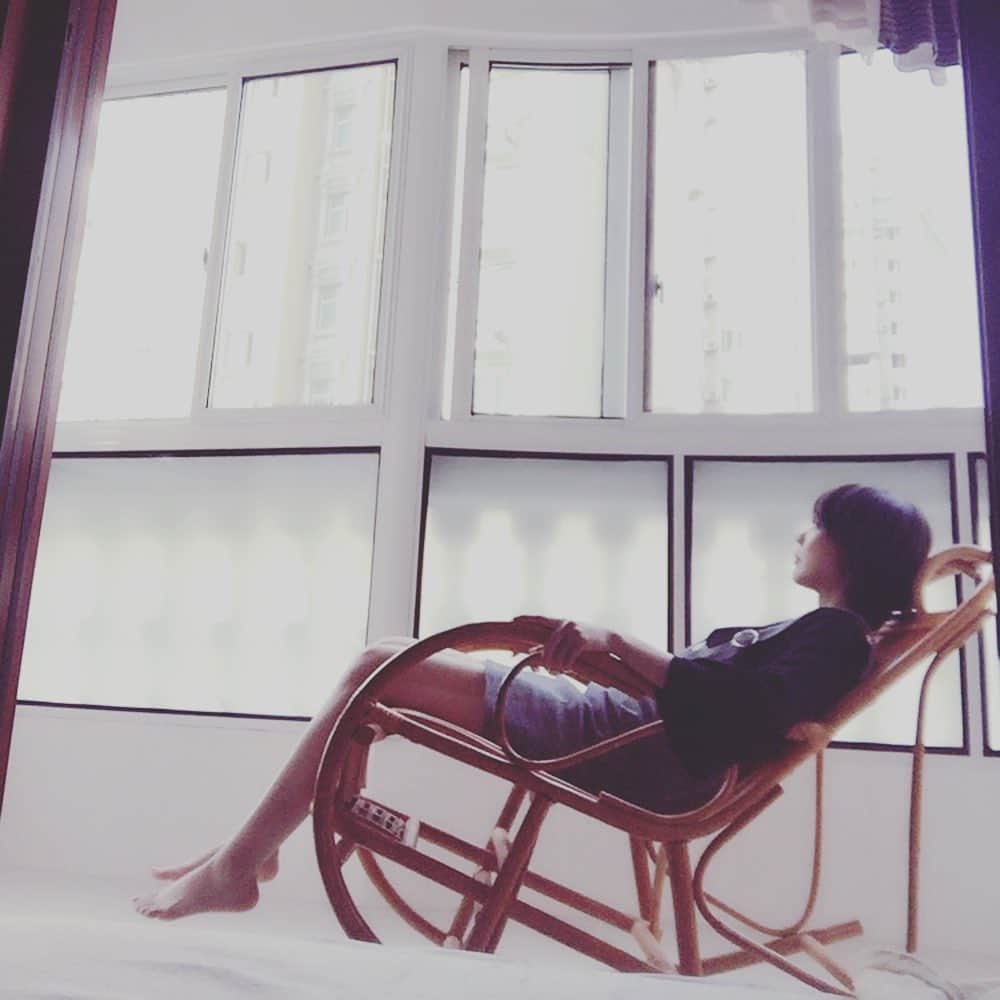 瑛蓮さんのインスタグラム写真 - (瑛蓮Instagram)「てゆーかこの揺り椅子、全然揺れへん。  #瑛蓮 #揺れたいのに」5月20日 21時43分 - elen_official_422