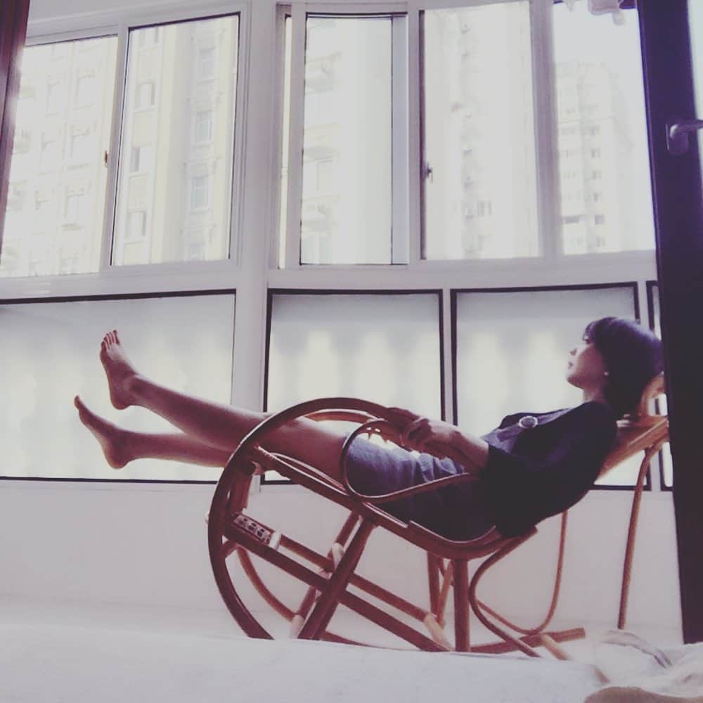 瑛蓮さんのインスタグラム写真 - (瑛蓮Instagram)「てゆーかこの揺り椅子、全然揺れへん。  #瑛蓮 #揺れたいのに」5月20日 21時43分 - elen_official_422