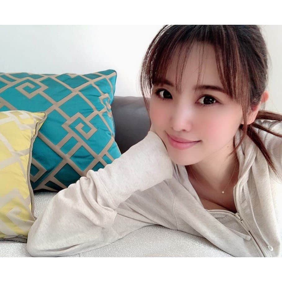 垰智子さんのインスタグラム写真 - (垰智子Instagram)「今日は寒かったですね💦 これから梅雨になるんだなーとちょっと憂鬱になった今日☔ . おうち時間でしばらくメイクも手抜きになってたので久しぶりにコンタクトを入れて過ごしてみたよ♡ . @fallineyez のOnemonthタイプなんだけど、とってもナチュラルでつけ心地もいいの.。o○ . ナチュラルに瞳になじむようにサイズも幅広く展開されてて、国産ってところも安心して使えるよね♫ . ナチュ盛り好きな人にはオススメだよ☺ . #フォーリンアイズ #日本製カラコン #カラコンレポ #ナチュラル #contact #beauty #fallineyez #madeinjapan」5月20日 21時54分 - taotao_tomo