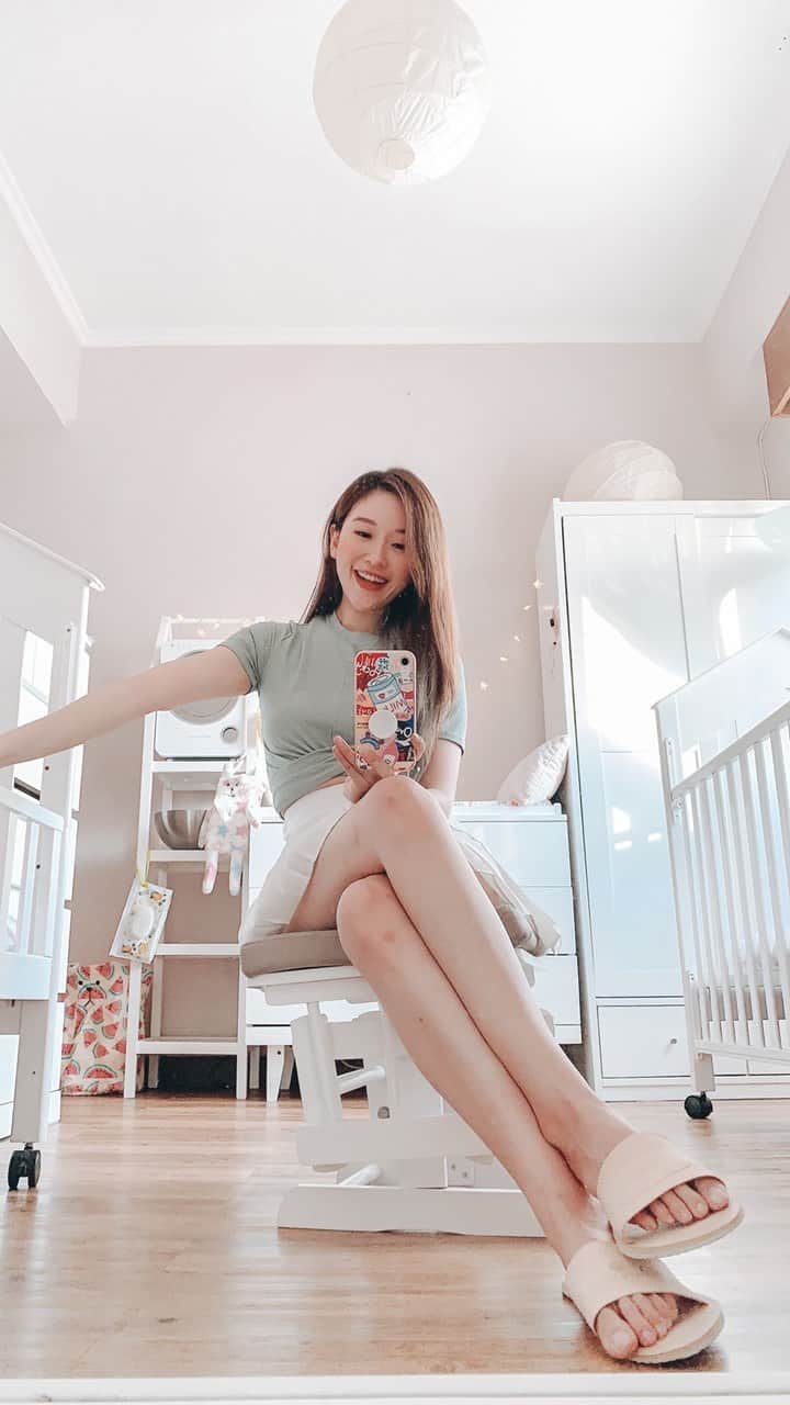 ジェシカ・ヤマダのインスタグラム：「Watch this video in IGTV mode to click the links: ✨ 𝐅𝐮𝐫𝐧𝐢𝐭𝐮𝐫𝐞𝐬 ✨ - Baby Box @little.equi 4 Ways (House) http://shopee.prf.hn/l/7ojBLeB / or / bit.ly/lilequihouse - MALM lemari IKEA 6 laci http://shopee.prf.hn/l/K9vD24D / or / bit.ly/ikeamalm6 - Mothercare nursing chair bit.ly/mothercarechair - House storage tall @little.equi bit.ly/lilequihousestorage - Pod changing table @little.equi bit.ly/lilequipod - Ikon sliding wardrobe @little.equi bit.ly/lilequiikon . ✨ 𝐃𝐞𝐜𝐨𝐫𝐚𝐭𝐢𝐨𝐧 ✨ - Mothercare confetti mobile http://shopee.prf.hn/l/64mXplP - Taf Toys musical garden mobile http://shopee.prf.hn/l/75mD2lo - Twin piggies amigurumi dolls @moonbaileys.crochet bit.ly/twinpigsamigu - VAXBO bingkai 8 foto IKEA https://shopee.prf.hn/l/7YROkGP / or / bit.ly/ikeavaxbo8 - Big white mirror @equifurniture bit.ly/equimirrorwhite - Cloud bookend penahan buku awan bit.ly/cloudbookend - Uwitan bunny mirror http://shopee.prf.hn/l/75mMvgo - Arwen Arya’s dresses from @cottonlune . ✨ 𝐁𝐞𝐝𝐝𝐢𝐧𝐠 ✨ - Latex baby mattress @sofzsleep http://shopee.prf.hn/l/7BdXkWG / or / bit.ly/sofzsleeplilequi - Baby pillow & bolster sheet set @Pillipop_sleepwear - Kottonmill pink cellular blanket http://shopee.prf.hn/l/7agOkym . ✨ 𝐎𝐫𝐠𝐚𝐧𝐢𝐳𝐞𝐫 ✨ - SKUBB kotak IKEA ala konmari set isi 6 https://shopee.prf.hn/l/6b9ZEdq / or / bit.ly/ikeaskubb6 - https://shopee.prf.hn/l/6WoOYdj - Craftholic laundry storage bit.ly/craftstorageshp - FNISS tempat sampah IKEA https://shopee.prf.hn/l/K31qWOA / or / bit.ly/ikeafnisswhite - Craftholic tissue box bit.ly/crafttissuebox - Tempat tisu basah http://shopee.prf.hn/l/KzjVWlB . ✨ 𝐓𝐨𝐨𝐥𝐬 ✨ - Haenim UV sterilizer & dryer http://shopee.prf.hn/l/rGqDMjZ - Bellini natural sea sponge http://shopee.prf.hn/l/7xOBVRG - Note magnet + spidol beruang & semangka http://shopee.prf.hn/l/7EQDMoN - Penggaris pengukur tinggi anak http://shopee.prf.hn/l/78MD2zw . ✨ 𝐋𝐢𝐠𝐡𝐭𝐢𝐧𝐠✨ - IKEA lampu lantai NOT https://shopee.prf.hn/l/62YwxdV / or / bit.ly/ikeanotwhite - IKEA lampu bulet REGOLIT http://shopee.prf.hn/l/KzjBbRQ / or / bit.ly/ikearegolit - Lampu bintang 20 LED USB http://shopee.prf.hn/l/7OJOolz . 🎶 Music by @radwimps_jp」