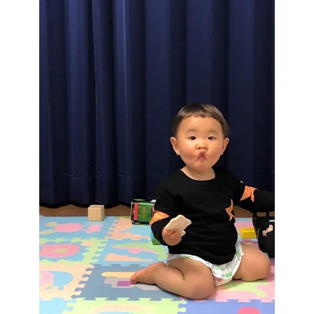 NON-Pさんのインスタグラム写真 - (NON-PInstagram)「🍀2020 / 05 / 20🍀 ・ ユウシン、1歳3ヶ月になりました👶🏻❤️ @nikumanbaby_yuu 💚 ・ ストーリーにも載せたけど、 昨日、急に❗️ 何も掴まずに立つ遊びを始めました👶🏻✨ しかも、立ってる間に拍手をするとゆう高度な技術も‼️🤩👍👍👍✨ とにかく可愛い過ぎて、家族3人大盛り上がり👪⤴️❣️❣️❣️ ・ こーゆう瞬間が見れて、コロナも悪い事ばかりじゃないなと感動😭❤️ ・ アプリ「みてね」にアップしたら、案の定、👴👵から喜びのLINEが来ました❣️www ・ そして最近は、「パパ」連呼します👶🏻❤️🧔🏻 パパはメロメロ大喜び🙌❤️www ・ ・ #コロナに負けるな #生まれてきてくれてありがとう  #1歳3ヶ月 #1years3month  #baby #boy #👶🏻 #happy #smile  #友優心 #ゆうしん #yuushin #cute #🤱🏻 #宝物 #mylove #iloveyou #愛してる」5月20日 21時46分 - nonp_mam