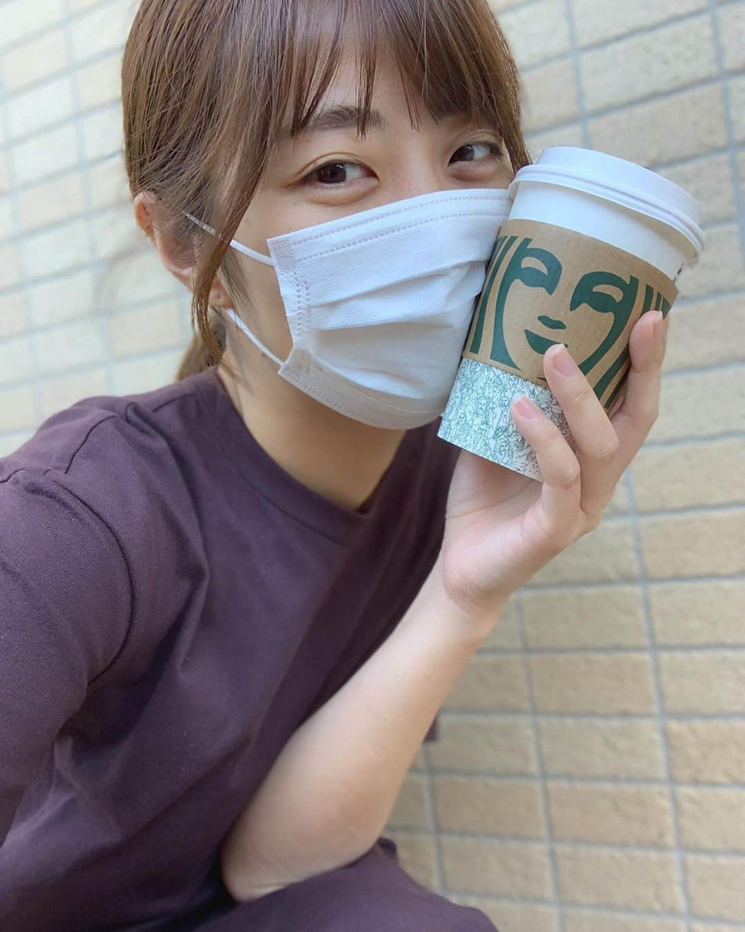 古川真奈美さんのインスタグラム写真 - (古川真奈美Instagram)「.﻿ .﻿ . ﻿ 愛する…スタバ…﻿ ひっっさしぶりに飲めて幸せすぎました😭❤️﻿ お帰り……﻿ 会いたかった……﻿ ﻿ ﻿ スタバを飲むだけで、ストレスどっか行くし、幸せな気持ちになるし…﻿ はぁ〜生きててよかったーーって思えるのって、やっぱり最強だなと思ったよ。笑﻿ ﻿ ﻿ はい、﻿ スタバをこよなく愛すグラドルです😈💘﻿ ﻿ ﻿ ちなみに、1ヶ月以上ぶりに飲むスタバは、﻿ 口当たりなめらかな、ムースフォームラテを飲みました🤤🌸﻿ これ美味しいよ😋おすすめ！﻿ ﻿ ﻿ ﻿ ﻿ ここ最近は、もう化粧しないことのほうが当たり前になってしまったな…😶笑﻿ ﻿ 今まで化粧しないとスイッチ入らない私やったけど、もう自分のスッピンがあまりにも慣れすぎてしまって…スッピンの顔の方が当たり前になってきた😂💦﻿ ﻿ おかげでお肌の調子がとてもいいよ😘﻿ ﻿ ﻿ #スタバをこよなく愛すグラドル﻿ #スタバ #スタばばあ﻿ #instalike #instamood ﻿ #ow #instapic #instaphoto﻿ #girl　#follow #followme  #gravure  #japanesegirl  #selfies  #インスタグラビア」5月20日 21時49分 - mana_0619