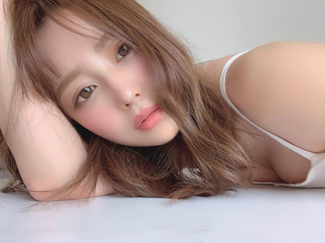 のインスタグラム：「. #インスタグラビア 👈🏻 ちょっと意識して撮ってみた🥱💭 . お洒落なボトルのお水に対抗して🤜🏻🤛🏻 朝の日の光がとにかく良かったもんだから🙏🏻（笑） . . @veenwater_japan  世界一🌏お水が綺麗と言われてる フィンランド🇫🇮の”VEEN WATER”  世界でも珍しい加工なしのスプリングウォーター🤫✨ . いつも買ってるお水と飲み比べてみたんだけど ほんとに雑味が無くてスッキリしてた😳👈🏻 . 超軟水だから赤ちゃんにも🤱🏻安全なんだって🕊 . 新生児の体内の水分量は75% 成人でも65%は水分だから🧊 最近は身体の事を考えて なるべく水飲むようにしてるよ🤔💕 . ダイエットにもいいみたいだし🤤← . 2週間かけてゆるくファスティングとか しながらダイエットしようかなって考えてる...💭👈🏻 #veenwater#フィンランド#instagood#水#インスタグラビア#写真#ウォーター#インスタ女子#water#finland#インスタ映え#japan#飾品#セルフィー#オーロラウォーター#美意識#自撮り女子#フォロー#インスタ日記#自然#粉我#健康#selfie#follow#軟水#自撮り#girl」