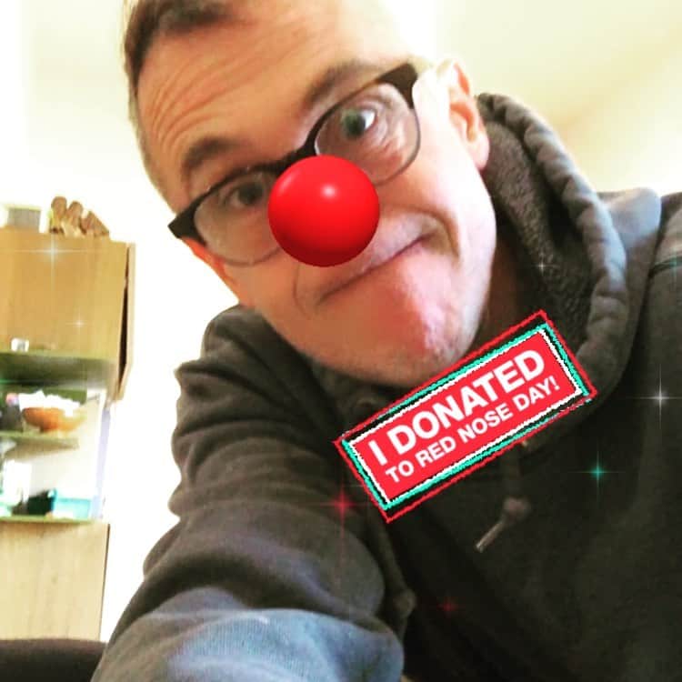 デビッド・エイゲンバーグのインスタグラム：「#noseson ! This year I’m supporting @rednoseday Mission to end child poverty. One nose at a time. Donate to unlock your digital red nose today noseson.com」