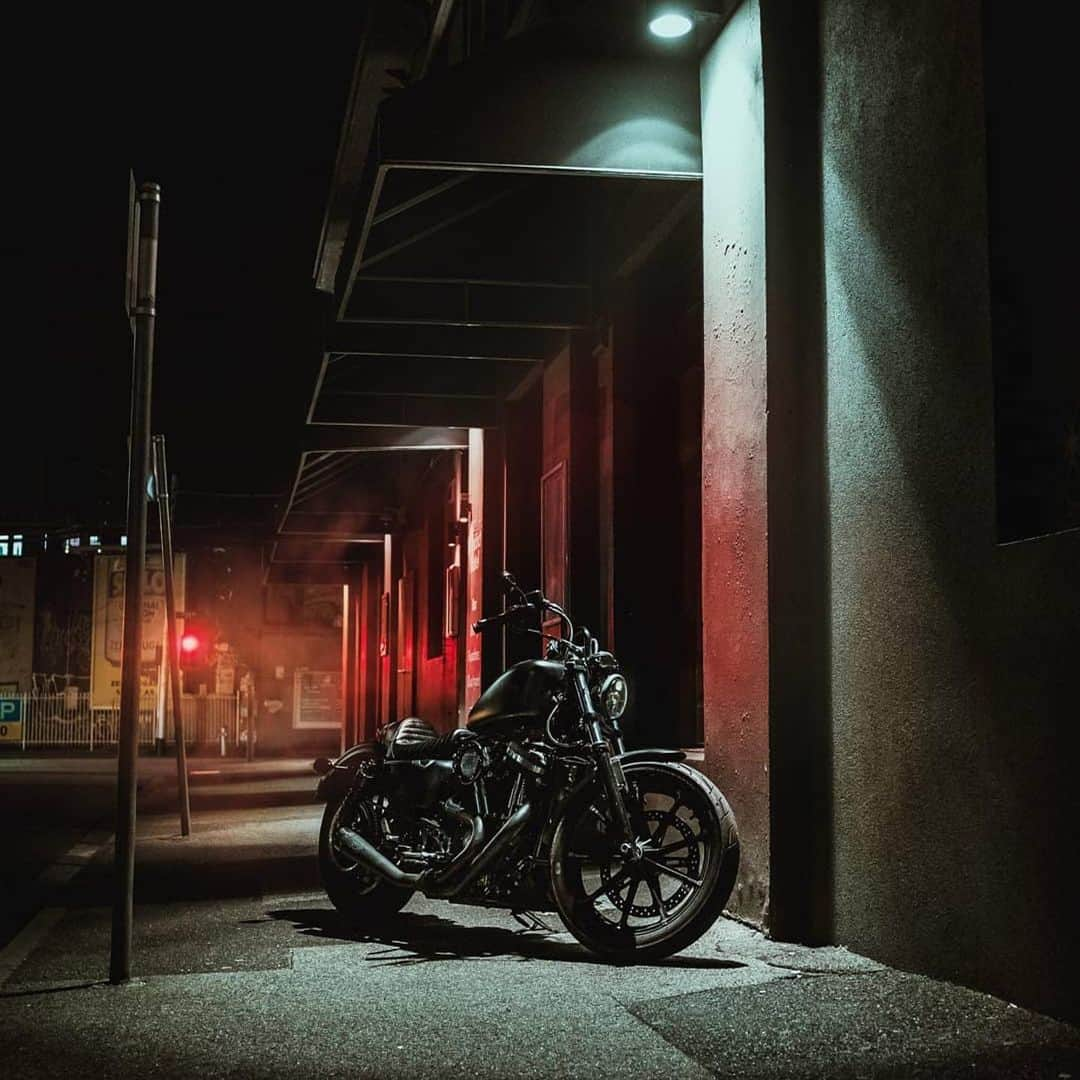 epidemic_motorsさんのインスタグラム写真 - (epidemic_motorsInstagram)「Night rider. Photo by @jasonlphotos  #harleydavidson #sportster #iron883 #harleydavidsoniron883 #sportsterlovers #sportstergram #motorcycle #motoculture #rides #custombike #bobber #bratstyle #japstyle #akira #fujifilm #epidemicmotors #epidemic_motors」5月20日 21時51分 - epidemic_motors