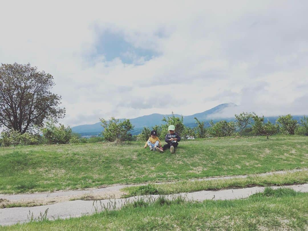 佐々木ゆう子のインスタグラム：「隣町は良い天気🌤 お山へ戻ったら雲の中🌧  やっとこタイヤ交換🌈  #タイヤ交換 #見るのが好き #軽井沢 #御代田 #霧の中 #濃霧 #雲の中 #10度  #寒っ #寒暖差アレルギー #息子 #咳 ... #6歳  #3歳 #年長さん #年少さん」