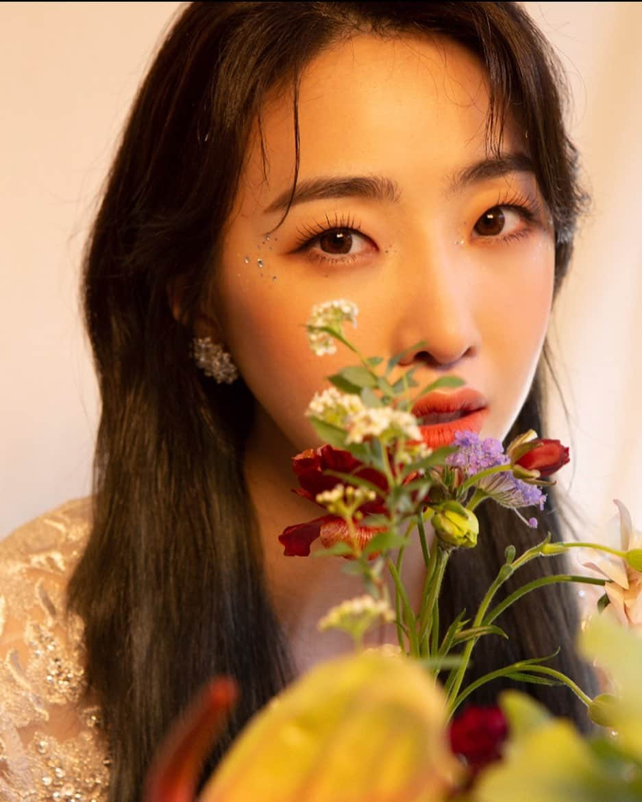 コン・ミンジさんのインスタグラム写真 - (コン・ミンジInstagram)「Minzy - “Lovely” Official Music Video Teaser D-1  Tomorrow 5/21 10pm (KST)  At youtube channel “MINZY TV” #minzy #공민지 #lovely #comeback #2ndsingle  내일인 5월21일 밤 10시  Lovely 뮤직비디오 티저가 유튜브 채널  Minzy TV에서 공개됩니다^^」5月20日 22時00分 - _minzy_mz