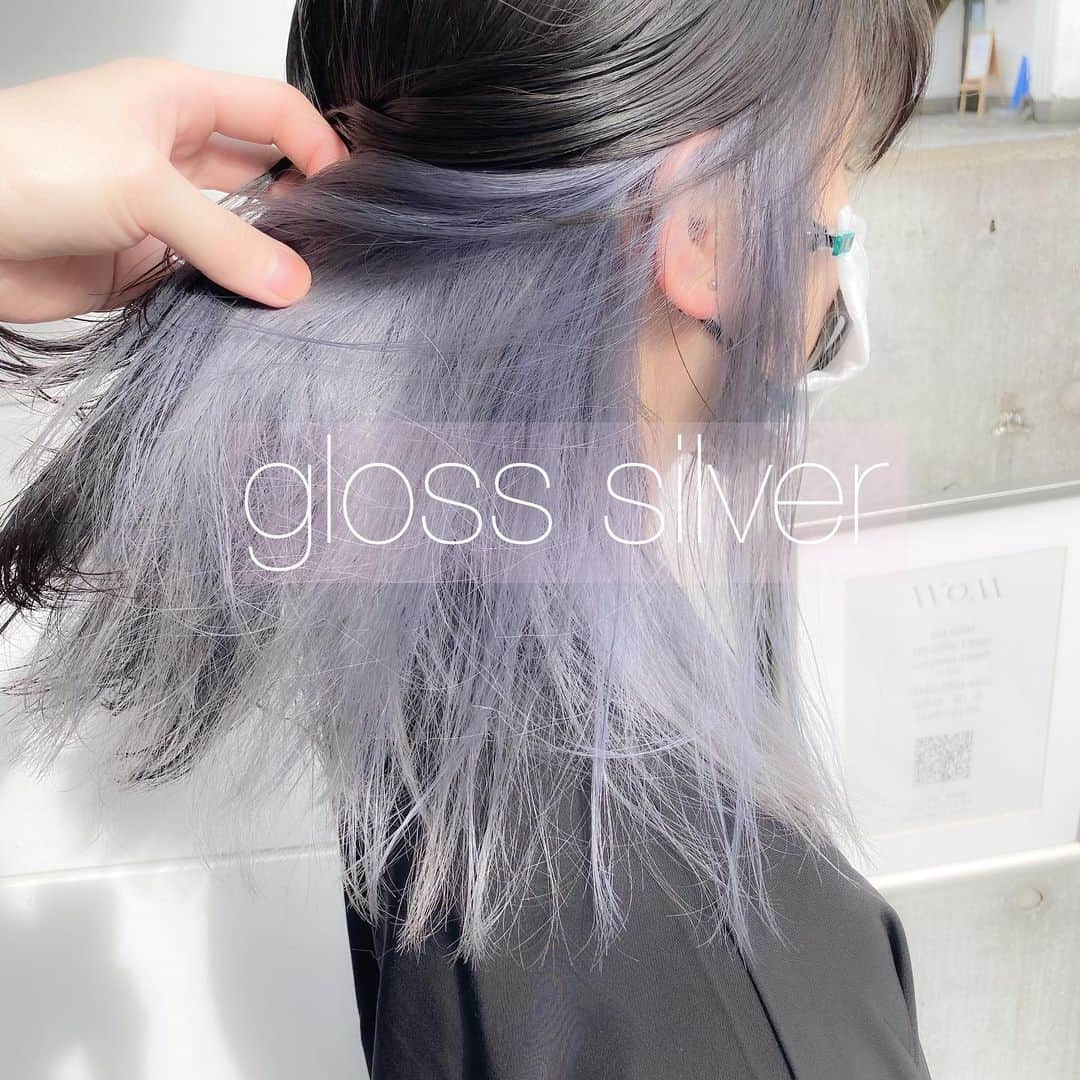 オオモトさんのインスタグラム写真 - (オオモトInstagram)「ここ最近のglossヘアスタイルまとめです🤚🏻ケアブリーチで重要な工程最後に書いてます🤚🏻　誇大広告ではなくきっちり髪のことを考えている美容師さん選びの参考にしてください🤚🏻 ・ ・ WOM オオモトシンイチロウ @bobby_omoto_style @wom_hair_ ・ お値段、ご予約方法、場所、などはストーリーハイライトに明記しております✨ ・ ・ ・ #Wカラー#ブリーチ#インナーカラー#ポイントカラー#ボブ#ハイトーンカラー#鬼滅の刃#胡蝶しのぶ#美容師#ショートカット#ボブ#ショートヘア#ダブルカラー#デザインカラー#ケアブリーチ#美容学生#裾カラー#下北沢#マジックスパイス#olaplex#ウルフカット#オレンジカラー#ミルクティー#ミルクティーカラー#モモコグミカンパニー#みにウルフ#ディズニー#女生染髪#ootd」5月20日 22時01分 - bobby_omoto_style