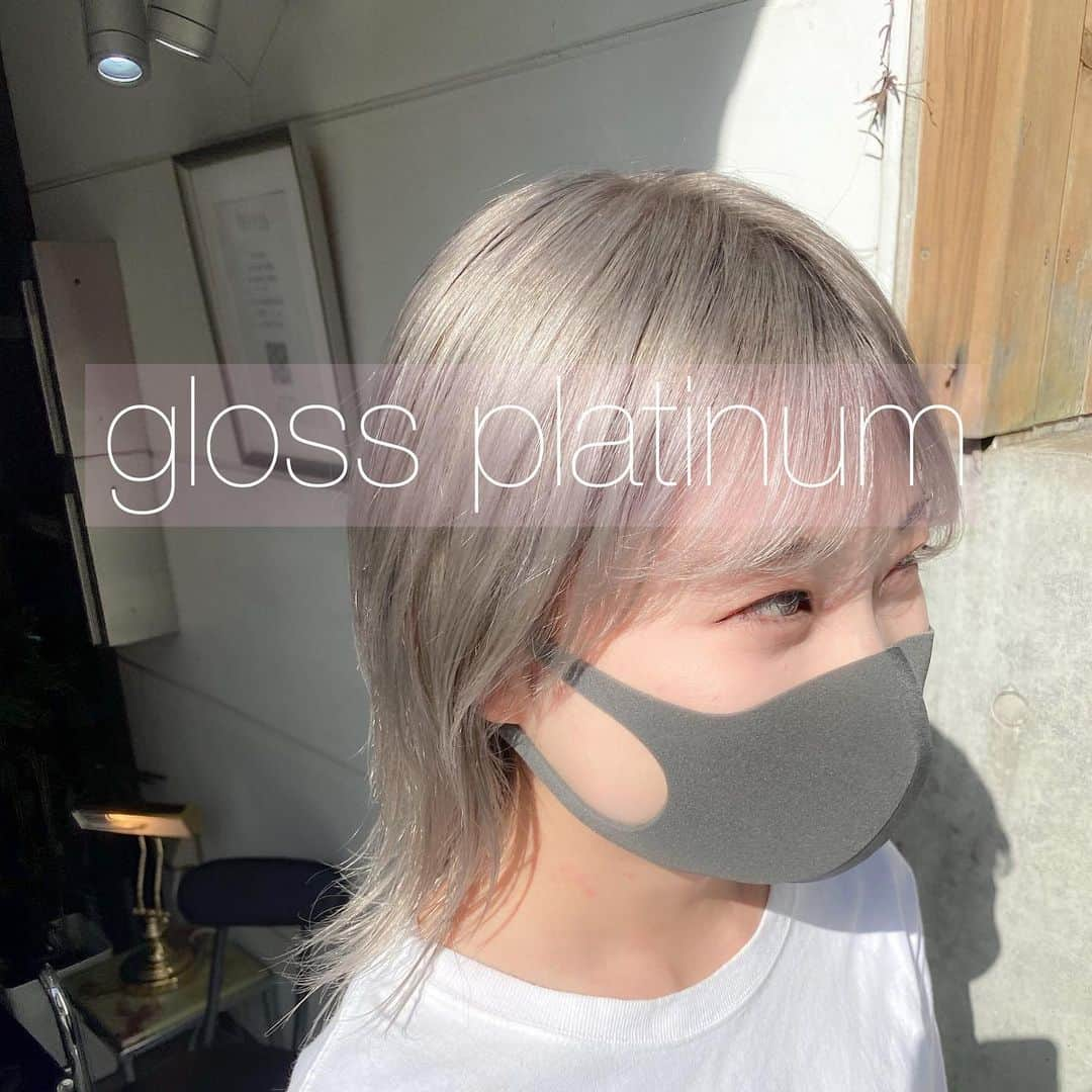 オオモトさんのインスタグラム写真 - (オオモトInstagram)「ここ最近のglossヘアスタイルまとめです🤚🏻ケアブリーチで重要な工程最後に書いてます🤚🏻　誇大広告ではなくきっちり髪のことを考えている美容師さん選びの参考にしてください🤚🏻 ・ ・ WOM オオモトシンイチロウ @bobby_omoto_style @wom_hair_ ・ お値段、ご予約方法、場所、などはストーリーハイライトに明記しております✨ ・ ・ ・ #Wカラー#ブリーチ#インナーカラー#ポイントカラー#ボブ#ハイトーンカラー#鬼滅の刃#胡蝶しのぶ#美容師#ショートカット#ボブ#ショートヘア#ダブルカラー#デザインカラー#ケアブリーチ#美容学生#裾カラー#下北沢#マジックスパイス#olaplex#ウルフカット#オレンジカラー#ミルクティー#ミルクティーカラー#モモコグミカンパニー#みにウルフ#ディズニー#女生染髪#ootd」5月20日 22時01分 - bobby_omoto_style