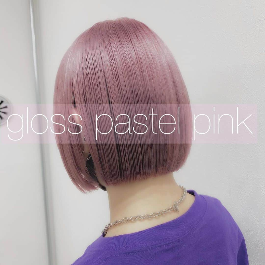 オオモトさんのインスタグラム写真 - (オオモトInstagram)「ここ最近のglossヘアスタイルまとめです🤚🏻ケアブリーチで重要な工程最後に書いてます🤚🏻　誇大広告ではなくきっちり髪のことを考えている美容師さん選びの参考にしてください🤚🏻 ・ ・ WOM オオモトシンイチロウ @bobby_omoto_style @wom_hair_ ・ お値段、ご予約方法、場所、などはストーリーハイライトに明記しております✨ ・ ・ ・ #Wカラー#ブリーチ#インナーカラー#ポイントカラー#ボブ#ハイトーンカラー#鬼滅の刃#胡蝶しのぶ#美容師#ショートカット#ボブ#ショートヘア#ダブルカラー#デザインカラー#ケアブリーチ#美容学生#裾カラー#下北沢#マジックスパイス#olaplex#ウルフカット#オレンジカラー#ミルクティー#ミルクティーカラー#モモコグミカンパニー#みにウルフ#ディズニー#女生染髪#ootd」5月20日 22時01分 - bobby_omoto_style