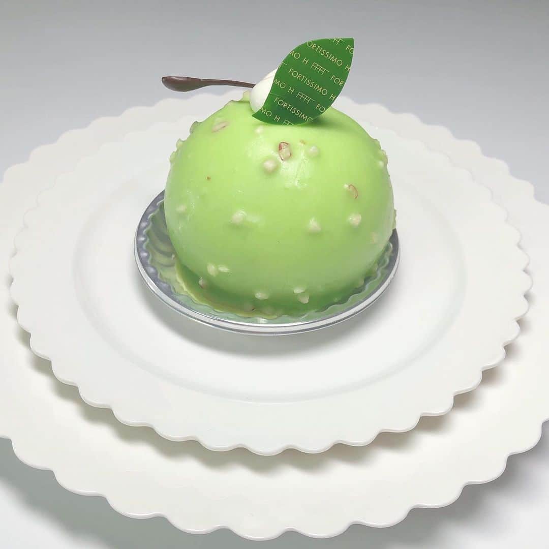 伊藤小春のインスタグラム：「・﻿ 可愛いケーキ食べたっ🍏🤍﻿ ここのケーキ好きなんです… ﻿ ﻿ 甘酸っぱいムースと、りんごがゴロゴロ詰まってました！﻿ 暑くなって来たからぴったりだった〜〜♡﻿ ﻿ #ケーキ　#fortissimoh」