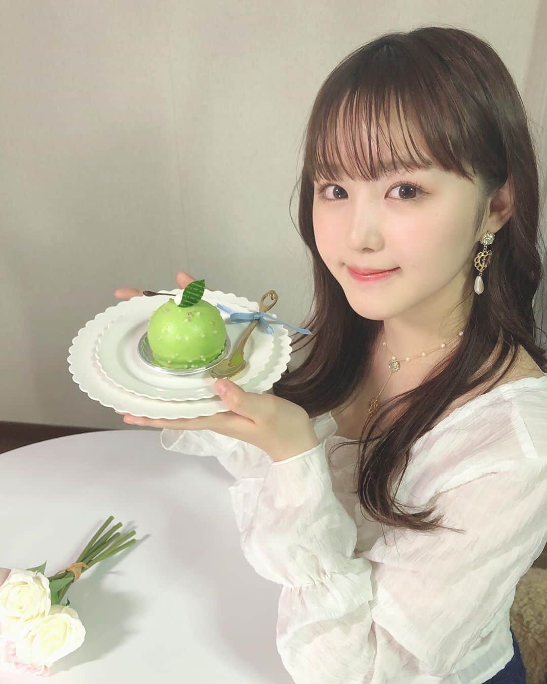 伊藤小春のインスタグラム：「・﻿ せっかくだから！と思って、ケーキと似た色のアクセサリーを付けて気分を上げました🍏﻿ ﻿ 単純なので、それだけで2割増美味しく感じます。笑﻿ ﻿ ﻿ #honeysalon」