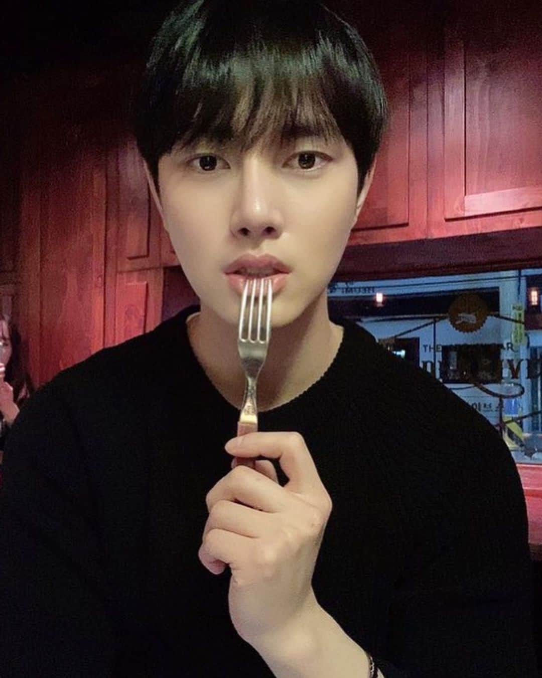 イ・ミンホのインスタグラム：「관리 믿고.. 좀만 먹을게여...🍖🍕🍔」