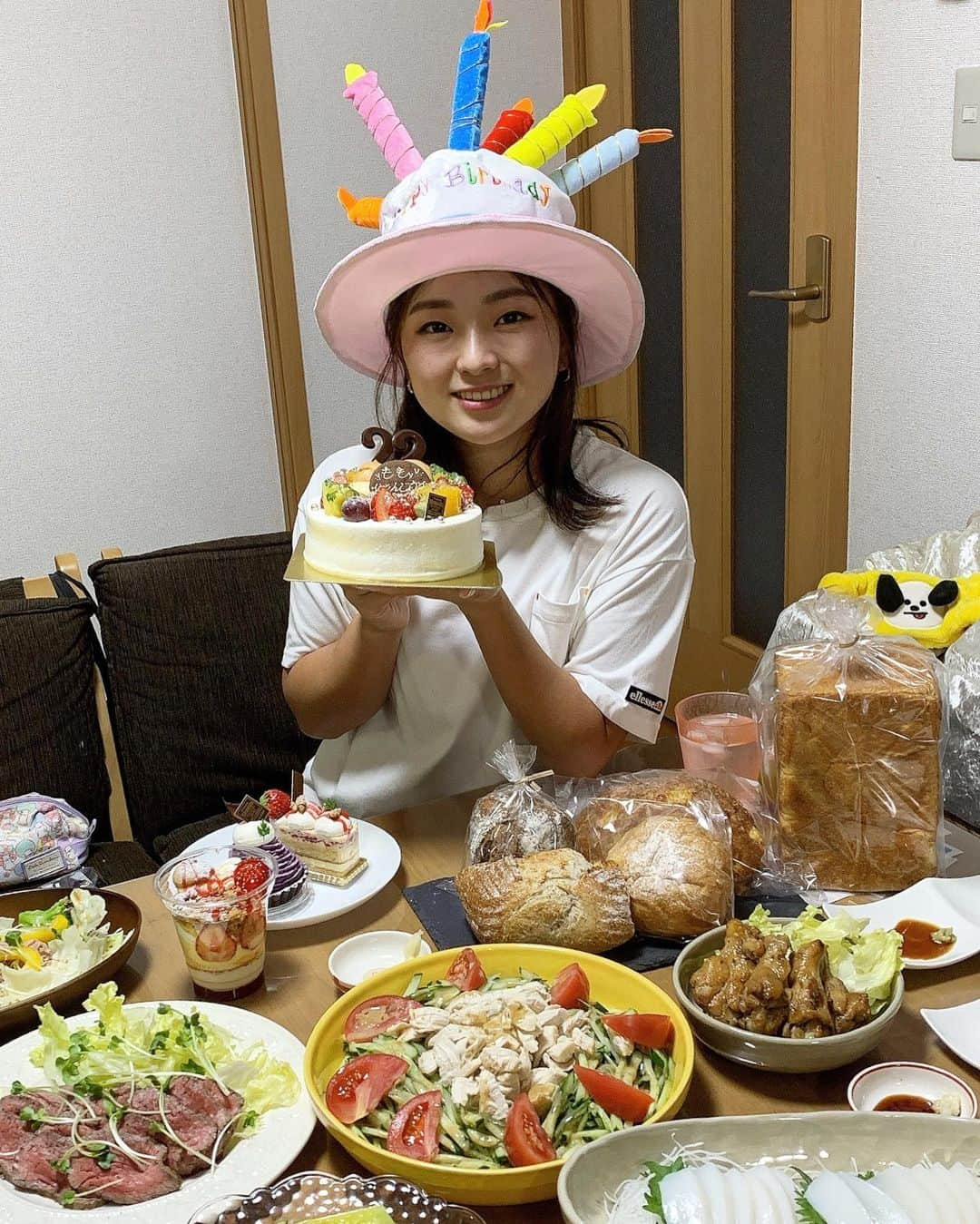 吉川桃さんのインスタグラム写真 - (吉川桃Instagram)「22歳になりました🥳 いつもは試合だけど今年は家族とのんびり🔆 とにかく食べまくった誕生日、幸せでした😋😋」5月20日 22時07分 - mmoo.3509