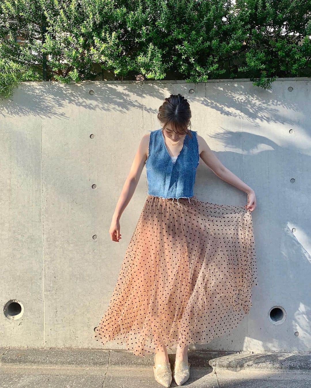 大野愛友佳のインスタグラム：「週末はあったかくて 今日は寒くて、気温の変化がすごい🥺 . . 急にあったかくなった日のお買い物は、 こんなにあったかいと思わなくて、長年愛用してるデニムノースリーブにした🌞 . これは3年前くらいのZARAかな。 チェックリボンのバックシャンがお気に入り。 . スカートは今季届いた @chicwish のドットチュール。  ボリュームあって華奢に見える足首になれるアイテムでした🌿 . chicwishも長年お世話になってるブランドさんで、 衣装とかでも使わせて頂いてるの🌼 日本ではなかなかない柄とか形がピンポイントでかわいいのよね〜♡ . . こうやってドットとチェックとか、 柄ものをあえて合わせるのが結構好き。 . . . #春夏コーデ#ZARAコーデ#ボリュームスカート#チュールスカート#デニムトップス#ザラジョコーデ#息抜き大事#スーパーへ#初夏コーデ#プチプラ高見えコーデ #バックシャン#自粛中の過ごし方 #お庭コーデ#chicwish#chicwishstyle#chicwishjapan#zarawomen#zarafashion」