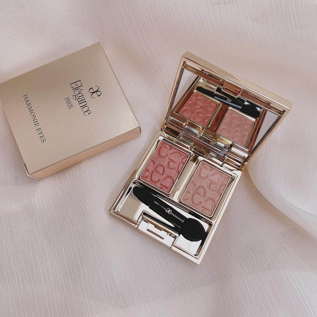SHIHORINのインスタグラム：「𓂃﻿ ﻿ 春コスメ🌷﻿ (3月くらいにgetしてたのに﻿ もったいなくて使ってなかった🥺)﻿ ﻿ ☑︎Elegance HARMONIE EYES 05﻿ 腫れぼったくならない赤み系のブラウン🎨﻿ 上品なツヤ感と細かいラメがとっても綺麗✨﻿ ﻿ 粉っぽさが全くなくて、﻿ しっとりとした質感で肌馴染みも🙆‍♀️◎﻿ 発色もよいし、香りにも癒されるし🌷﻿ パケも可愛いし最高〜♡﻿ ﻿ ﻿ 複数投稿だと画質落ちちゃうから﻿ Twitterに載せました☺️﻿ ﻿ #elegance #elegancecosmetics #cosmetics #eyeshadow #makeup #エレガンス #アイシャドウ #春コスメ2020 #春コスメ #デパコス #おすすめコスメ #お気に入りコスメ #アルモニーアイズ #コスメ好き #しほコスメ💄」