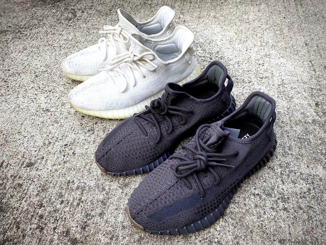 石川龍のインスタグラム：「黒と白。 #yeezyboost350v2  #yeezyboost  #sneakers」