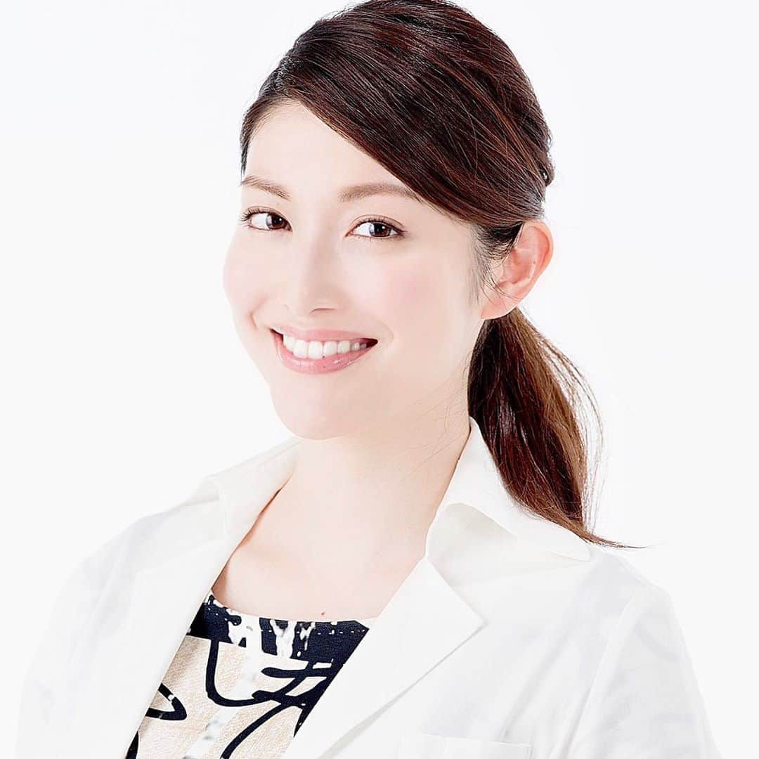 櫻井麻美のインスタグラム：「今月いっぱいは新しい研究をスタートできませんが🙅‍♀️ 新しいアイディアあたためてます💡 早く実験始めたい🧪🧫👩‍⚕️ ・ ・ 自粛中に、美容と健康情報をお届けする動画配信のInstagramアカウントを始めました🤗 ・ もし良かったらフォローお願いします 👇✨ @mami_stretching  あらふぉ〜麻美の真面目に簡単ストレッチ ・ ・ #休校 #大学院 #医学研究科 #研究 #医学研究 #実験 #研究室 #ストレッチ #ストレッチ動画 #美容 #医学修士 #卒業しなきゃ #インスタ始めました #理系女子」