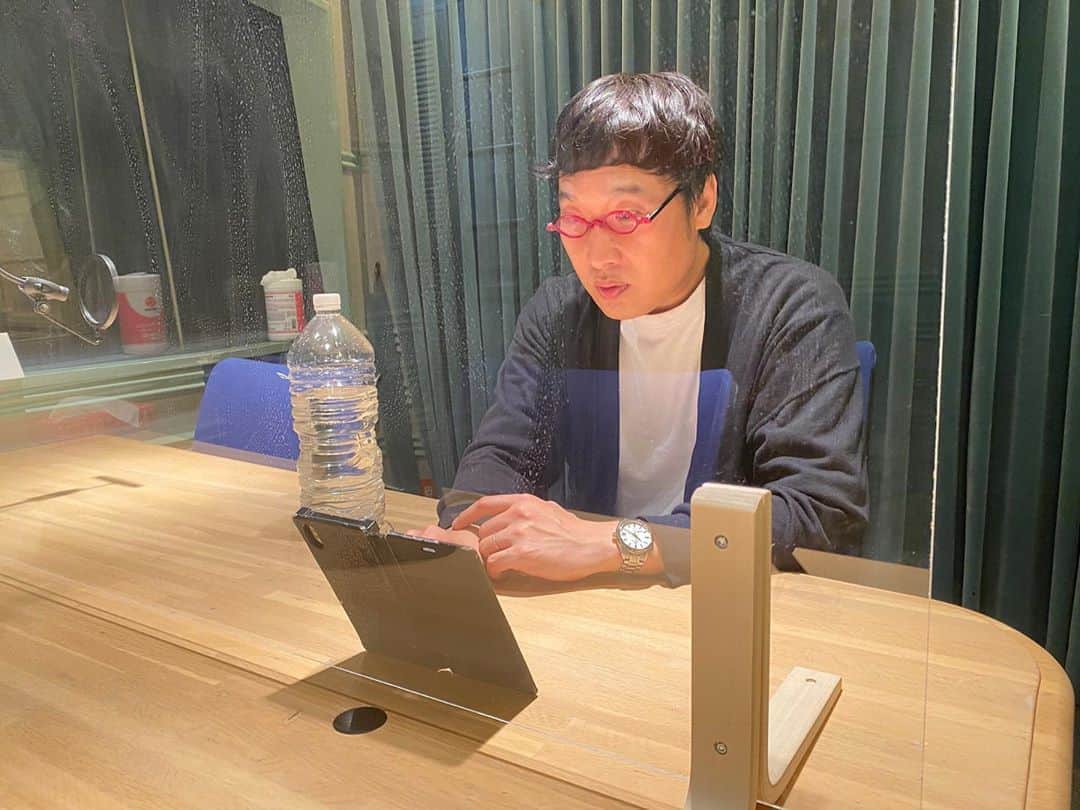 山里亮太のインスタグラム：「南海キャンディーズによる、皆様のためになる情報0配信にお付き合いいただきありがとうございました。  来週はここで漫才をやらせていただきたいと思っております。 #南海キャンディーズ #山里亮太」