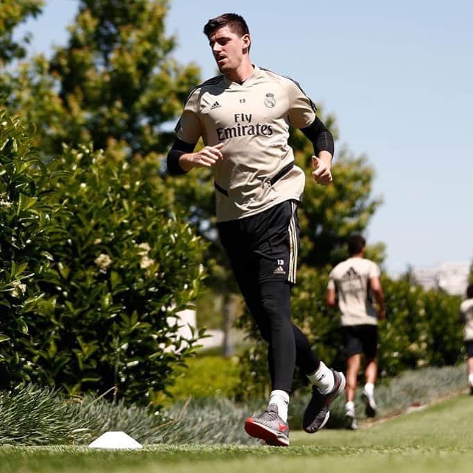 ティボ・クルトゥワのインスタグラム：「🏃🏻‍♂️💨 #HalaMadrid」