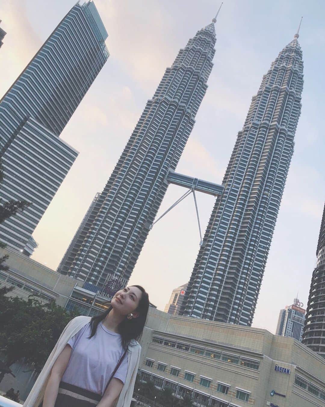 aya onoのインスタグラム：「ギリギリ海外に出れた時のクアラルンプール  まだまだ海外には出られないだろうけど、今英会話レッスン毎日受けて色々と準備の段階。  #ペトロナスツインタワー#petronastwintowers#絶景#世界の絶景#絶景辞典  #KL#KualaLumpur#hiltonkualalumpur#Malaysia#trip#クアラルンプール#マレーシア#マレーシア旅行#東南アジア#旅行#海外旅行#쿠알라룸푸르#말레이시아#여행#해외여행 #japanesegirl#japanesemodel#大野彩」