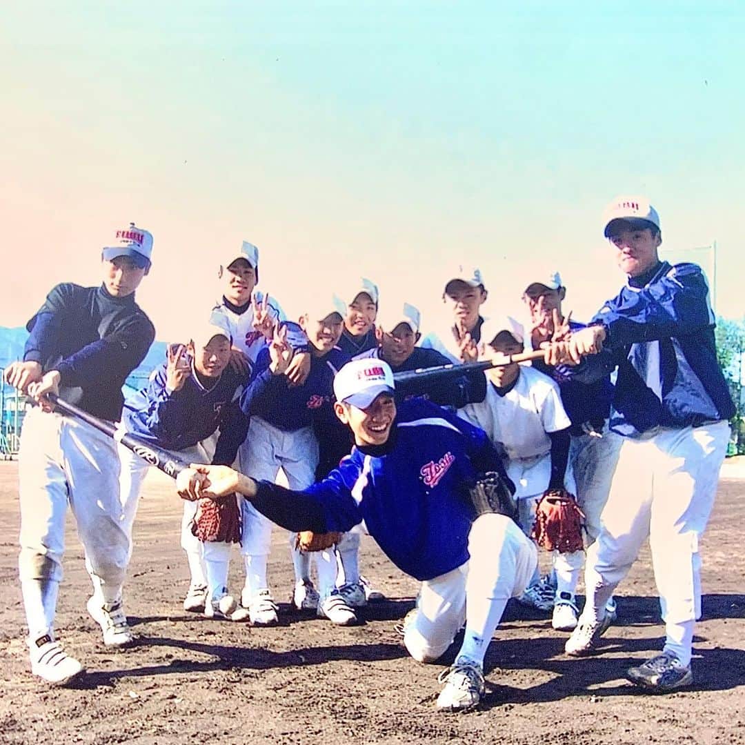 福田太郎のインスタグラム：「甲子園。 ⠀ 本気でがんばってきたからこその、 悔しさ、悲しさ、やり切れなさ 色んな気持ちがあると思います。 ⠀ だけど。 高校球児の皆さん。 どうか、負けないでください。 ⠀ 僕から伝えられることなんて… と思いますが、少しだけ綴らせてください。 ⠀ ⠀ 僕は甲子園に行けませんでした。 試合に負けたからです。 ブルペンで肩を作り、戦況を見守る… 最後の瞬間、崩れ落ち、涙を流しました。 まるで、この世の終わりのように。 悔しくて、悔しくて、悔しくて。 ⠀ でも、今回の中止は、違います。 挑むことすら出来ず、 負けてもいないのに。 ⠀ だからこそ、高校球児の皆さん、 どうかこれからも、負けないでください。 ⠀ ここからがスタートだと思って… 人生という大きな夢舞台で 大きく、大きく、羽ばたいてください。 周りの大人も、必ず応援してくれます。 ⠀ 偉そうなことは何ひとつ言えません。 僕も、かつて、試合にこそ負けましたが 「大学でも野球を続ける」という すごくあきらめの悪い道を選びました。 また勝つことを目指し、前に進んだからこそ 新しい目標と出会い、そのたびに乗り越え 今に繋がっていると思っています。 ⠀ これからも野球を続ける人も、 高校で引退する人も、 甲子園を目指して本気で野球に打ち込んだ、 この掛け替えのない日々が、 必ず背中を押してくれます。 今は辛くても、きっと。きっと。 ⠀ ずっと応援しています。 ⠀ #甲子園 必ず前を向ける日が来ます。 だから、#負けないで。#福田太郎  大人の皆さん。出来ることを一緒に考えましょう！」