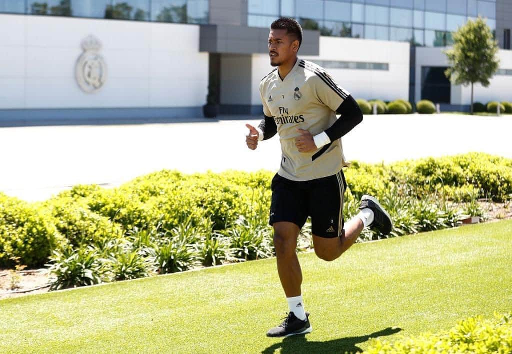 アルフォンス・アレオラさんのインスタグラム写真 - (アルフォンス・アレオラInstagram)「☀️🏃🏽☀️ @realmadrid #halamadrid」5月20日 22時36分 - alphonseareola