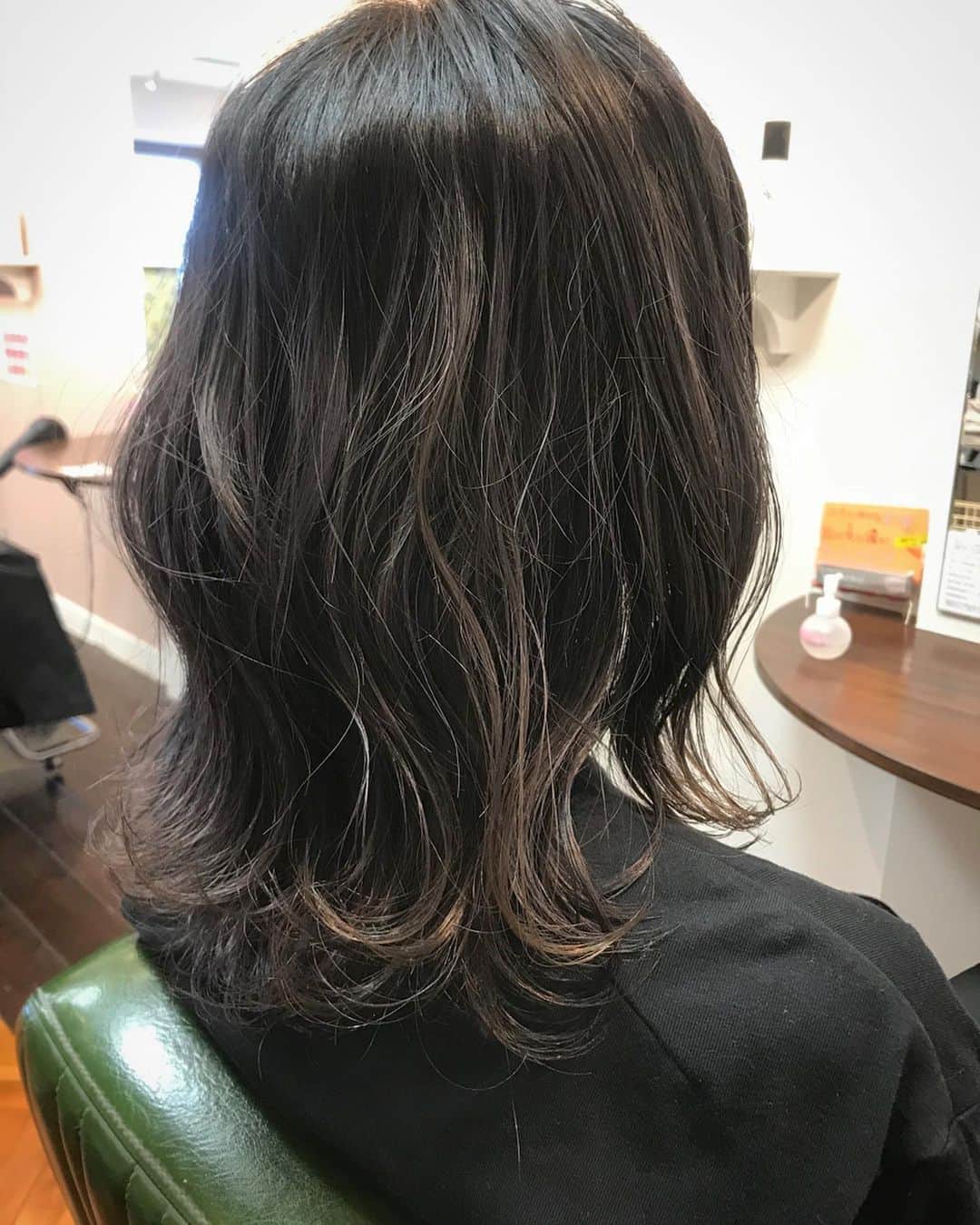 井上花実のインスタグラム：「こっそりハイライト💫 暗めでも軽く見える透けカラー🍧 🍉 ダブルカラー、デザインカラーなどのブリーチを伴うカラーの予定の場合には必ず予約の際にお伝えください。お時間の関係でお断りする場合があります。 : いつも写真の仕上げのオイルは#ダヴィネス #オーセンティックオイル か#Nドット#ポリッシュオイル : #ロンゴガール#ロンゴロンゴ#武雄美容室#武雄#武雄市#佐賀#佐賀美容室#イルミナ#イルミナカラー#アプリエ#アプリエカラー #グレージュ#グラデーションカラー#外国人風カラー#ベージュカラー#波巻き#ゆる巻き#ローライト#hair#hairstyle#haircolor#fashion#ハイライト#ベージュ#花嫁ヘア#武雄美容室ロンゴロンゴ」
