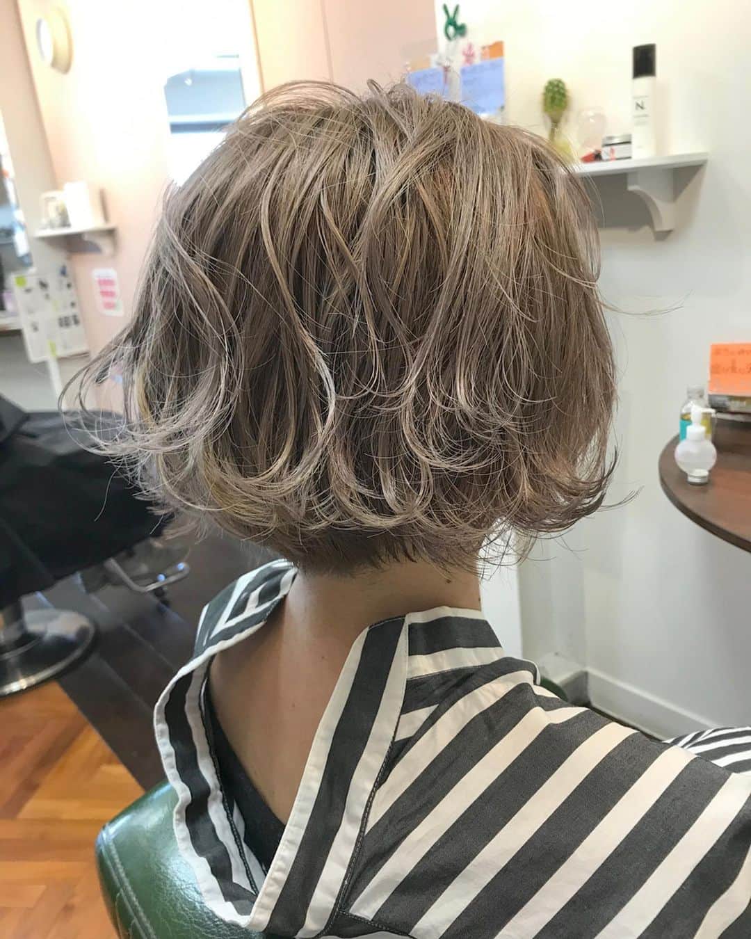 井上花実のインスタグラム：「暖かくなって明るい髪が増えてきてます💇🏼‍♀️💕 : #ロンゴガール#ロンゴロンゴ#武雄美容室#武雄#武雄市#佐賀#佐賀美容室#イルミナ#イルミナカラー#武雄美容室ロンゴロンゴ#アプリエ#アプリエカラー #ホワイトベージュ#ミルクティーカラー#ミルクティーベージュ#ミルクティー#アッシュグレー#アッシュベージュ #グレーアッシュ#グレージュ#外国人風#外国人風カラー#ベージュカラー#ショートボブ #アッシュカラー#ハイトーンカラー#hair#hairstyle#haircolor#」
