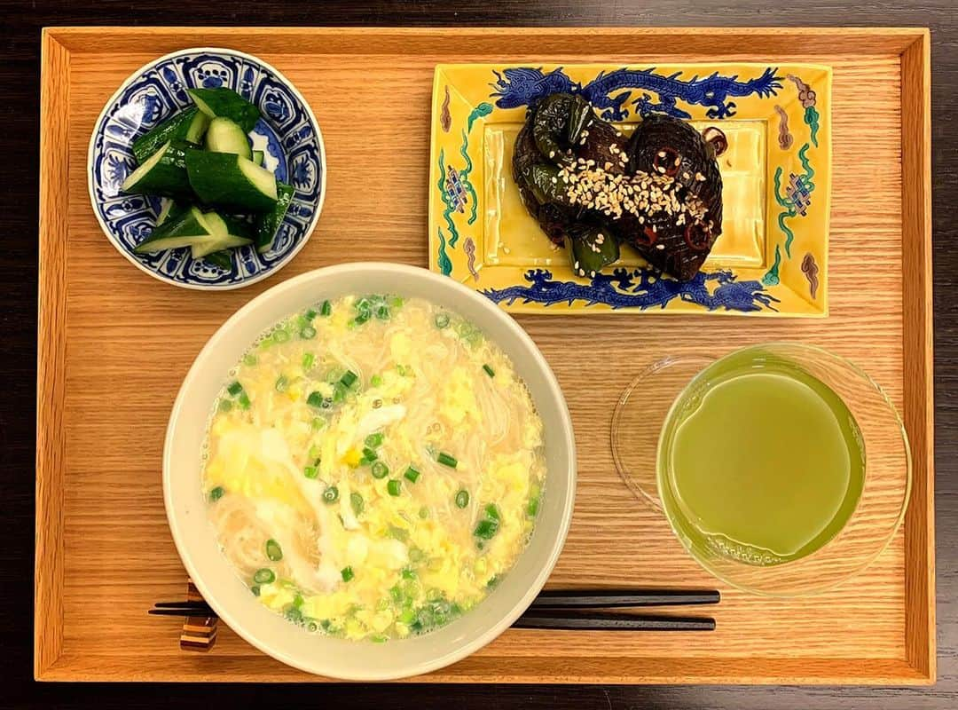 祐真朋樹さんのインスタグラム写真 - (祐真朋樹Instagram)「遅め晩ご飯。にゅうめん #ステイホーム #晩ご飯 #深夜食堂  #祐ご飯 #利ご飯 #にゅうめん  #きゅうり #抹茶入り煎茶 #ささやかなお家ご飯 #お盆スタイリング #器は料理の衣装 #器は食の衣」5月20日 22時31分 - stsukezane