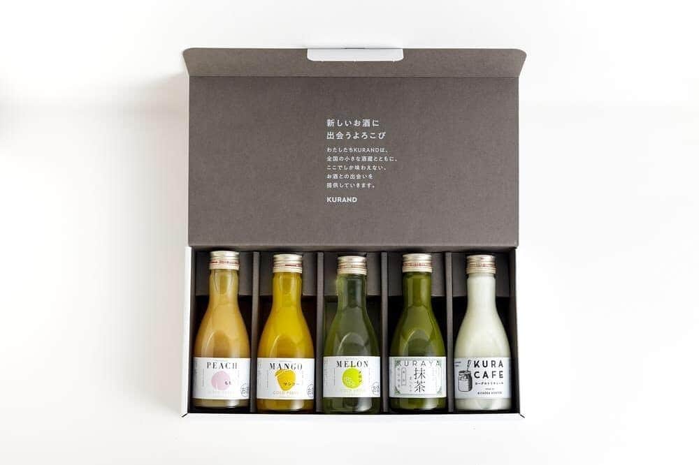 KURAND@日本酒飲み放題さんのインスタグラム写真 - (KURAND@日本酒飲み放題Instagram)「【お知らせ】  KURANDオンラインストアから、﻿ 待望の『果実酒BOX』登場！﻿ ﻿ ・1号瓶の飲み切りサイズ﻿ ・シンプルで上品な化粧箱﻿ ・お酒の説明カード﻿ が詰まったBOXです。﻿ ﻿ 頑張った自分へのご褒美に。﻿ お酒が好きなあの人へのギフトに。﻿ ﻿ 詳細はプロフィール上リンクより﻿ 公式ホームページから。﻿ ▼﻿ @kurand_info﻿ ﻿ #kurand #kurandsakemarket #shugarmarket #果実酒 #フルーツ #リキュール #ギフト #ギフトボックス #プレゼント #おうちじかん #おうちじかんを楽しもう #家のみ #家飲み #オンライン飲み #カンパイ #さけすたぐらむ #酒スタグラム #酒カクテル #マンゴー #メロン #ヨーグルトのお酒 #もものお酒 #抹茶 #抹茶好き」5月20日 22時32分 - kurand_info