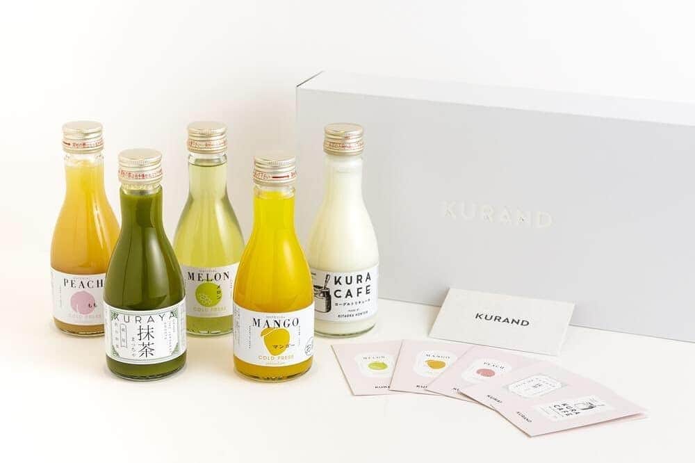 KURAND@日本酒飲み放題さんのインスタグラム写真 - (KURAND@日本酒飲み放題Instagram)「【お知らせ】  KURANDオンラインストアから、﻿ 待望の『果実酒BOX』登場！﻿ ﻿ ・1号瓶の飲み切りサイズ﻿ ・シンプルで上品な化粧箱﻿ ・お酒の説明カード﻿ が詰まったBOXです。﻿ ﻿ 頑張った自分へのご褒美に。﻿ お酒が好きなあの人へのギフトに。﻿ ﻿ 詳細はプロフィール上リンクより﻿ 公式ホームページから。﻿ ▼﻿ @kurand_info﻿ ﻿ #kurand #kurandsakemarket #shugarmarket #果実酒 #フルーツ #リキュール #ギフト #ギフトボックス #プレゼント #おうちじかん #おうちじかんを楽しもう #家のみ #家飲み #オンライン飲み #カンパイ #さけすたぐらむ #酒スタグラム #酒カクテル #マンゴー #メロン #ヨーグルトのお酒 #もものお酒 #抹茶 #抹茶好き」5月20日 22時32分 - kurand_info