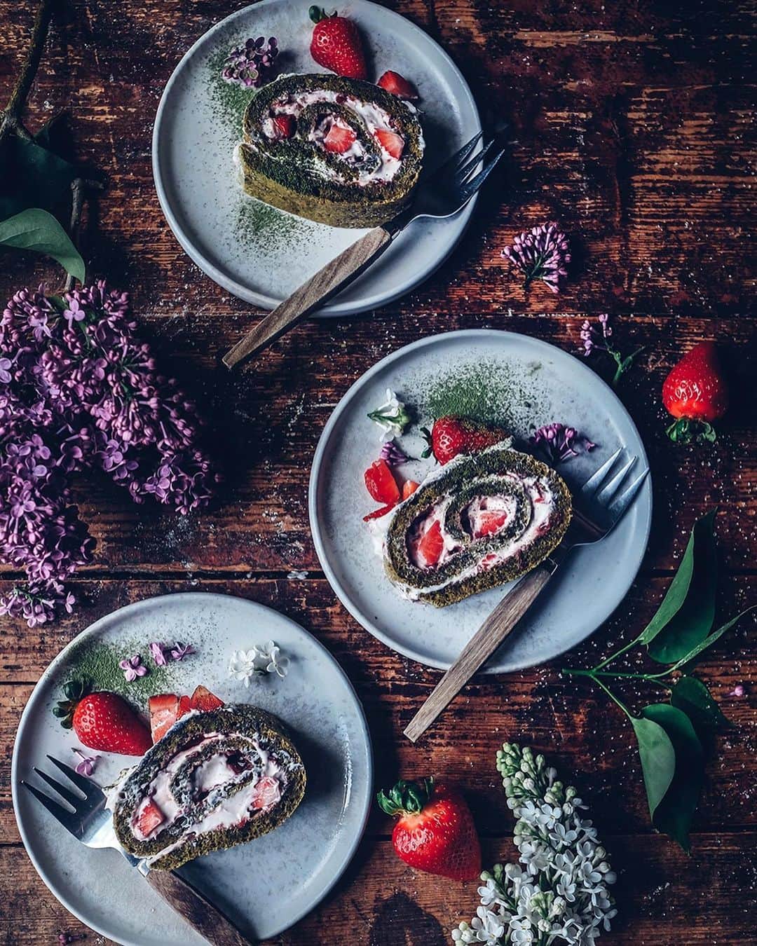 Our Food Storiesさんのインスタグラム写真 - (Our Food StoriesInstagram)「More photos from our latest recipe 😋 Get the recipe for this delicious gluten-free matcha swiss roll with strawberries on the blog, link is in profile 🍓 #ourfoodstories ____ #matchacake #glutenfri #glutenfreerecipes #glutenfreecake #glutenfrei #germanfoodblogger #foodstylist #foodphotographer #vscofood #cakelover #bakingtime #simplejoys #fellowmag #verilymoment #momentslikethis」5月20日 22時35分 - _foodstories_