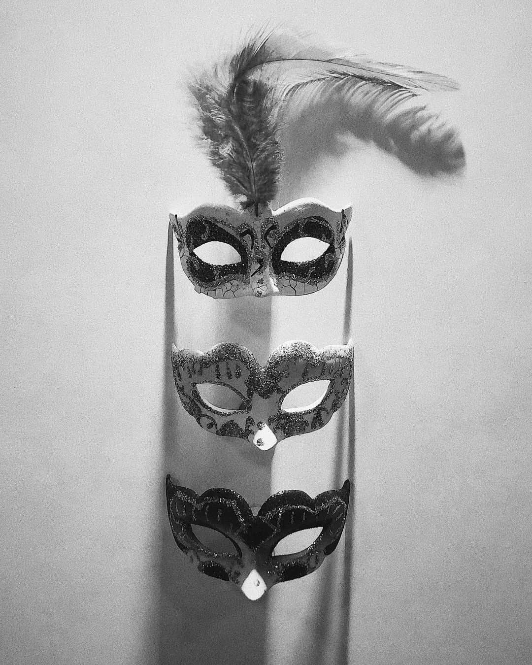 のインスタグラム：「🇮🇹 𝔐𝔞𝔰𝔮𝔲𝔢𝔯𝔞𝔡𝔢 𝔫𝔦𝔤𝔥𝔱. 🎭🖤 . 仮面舞踏会の夜はダイニングでコースを🍴 (サンプリンセスでのお食事は朝〜夜までやってるビュッフェ(大体いつもはココ🤍)かダイニングでいただくコース🍽他にもステーキハウスやカフェ、24時間のルームサービス等色々あるのです🤩) . . . #旅するヴァイオリニストinITALY #旅するヴァイオリニストinSunPrincess #SunPrincess #PrincessCruise #WorldCruise #Cruise #cruising #Venice#Venezia#ITALY#ITALIA#Travel#Traveler#Violinist#Artist#selfie#happy#相知明日香#旅するヴァイオリニスト#旅#旅行#ヴァイオリン#音楽#イタリア#ベニス#ヴェネツィア#クルーズ#世界一周#世界一周クルーズ#🇮🇹」