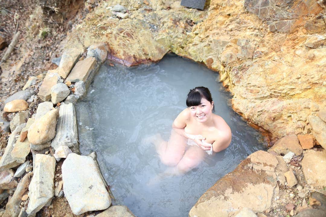 のインスタグラム：「北海道然別温泉｢メノコの湯｣ ・ 人と違う道 自分が信じた道 ・ たくさんの応援 同じくらいの批判 ・ 自分が選んで もがいて 努力して 考えて 学んで ・ 苦しみながら 前だけ向いて進む先に 見えるその光が ・ 失敗だったと評価されても ・ 誰よりも 何よりも 自分が一番楽しむからこそ ・ 失敗なんかじゃない 間違ってない それは私が信じた道だから ・ #温泉モデル#しずかちゃん#温泉#旅行#旅#入浴#裸#MateAirPanas#parjalanan#mandi#telanjang#menarik#ngakakkocak#hotsprings#travel#journey#bathing#naked#interesting#PrimaveraQuente#reizgje#viagem#TomandoBanho#nu#interessante#गर्म पानी का झरना#यात्रा#नहाना#नंगा#दिलचस्प」