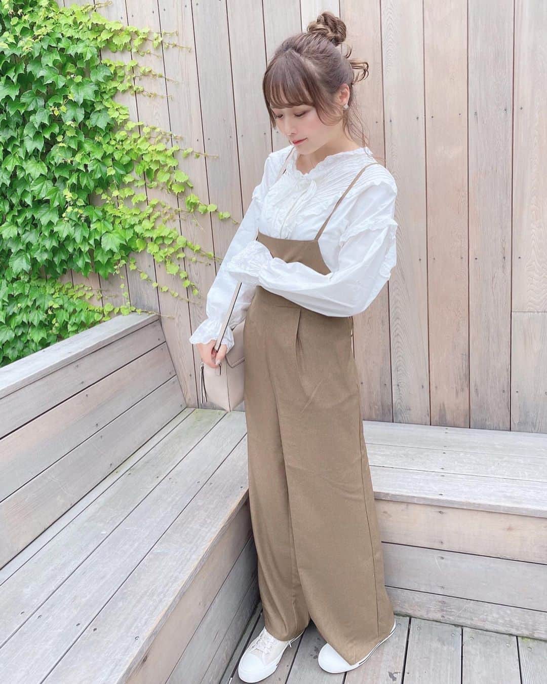 計良日向子（ひなひ）さんのインスタグラム写真 - (計良日向子（ひなひ）Instagram)「. . この前載せたGUの サロペットワイドパンツ履いた💗 後ろの編み込みが可愛い✨✨ . . 私的に珍しいコーデなんだけど どおかな？たまには(*´ω｀*) . . . 髪型は　@hirayama518yuki さんに 可愛くお団子してもらいました☺️ お仕事のときお願いするんだけど 毎回可愛い髪型ありがとうございます😭✨ . . . 👗サロペット　@gu_global . 👗ブラウス　@iradowl_official . 👟スニーカー　@zara . . . . #私服 #coordinate #春服 #春服コーデ #春コーデ #gu #guコーデ #gu購入品 #お団子ヘア #ヘアアレンジ #zara #ザラコーデ #ザラ #love #instagood」5月20日 22時46分 - kerahinako1105