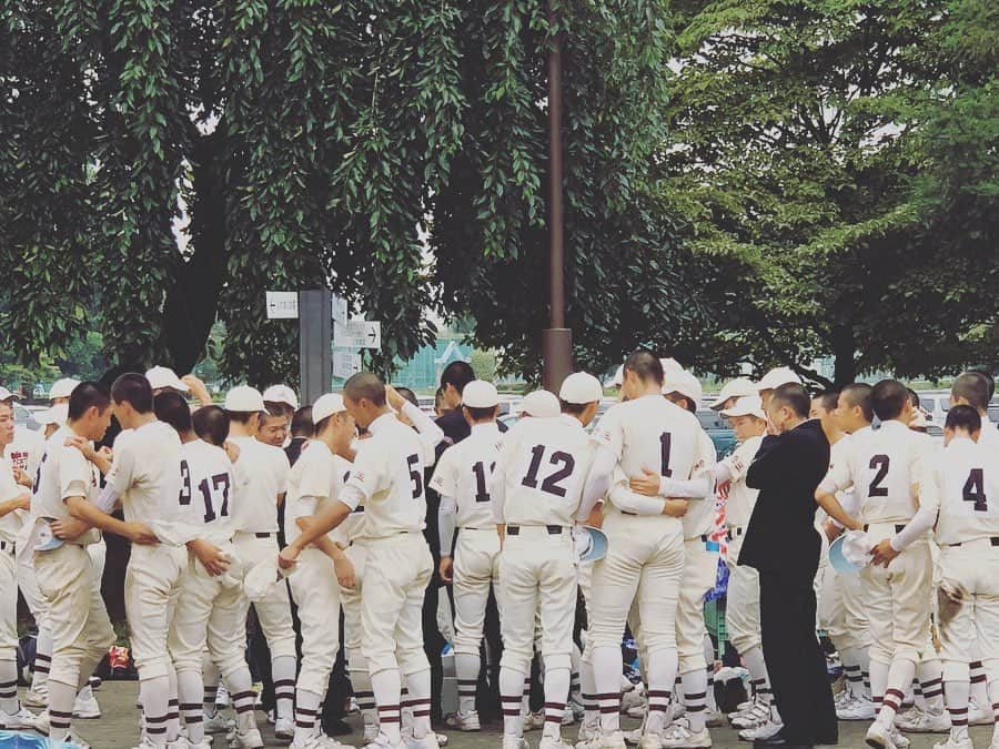 加藤響子さんのインスタグラム写真 - (加藤響子Instagram)「インターハイに続き 夏の高校野球の開催が中止となりました。  プロスポーツや海外スポーツも延期や中止が相次ぐ中で、仕方がないのかなと思う一方、やはり悔しさともどかしさがこみ上げてきます。  学生時代はずっと吹奏楽部に所属しており、スポーツとは無縁の生活を送っていた私は、アナウンサーになって初めて高校野球に携る事になりました。 それからは有難い事に、毎年高校野球のお仕事をさせて頂いております。  6年前、山梨で初めて高校野球の取材へ行くことになった時、緊張して何も話を聞くことができなかった事を今でも思い出します。  振り返れば、野球のルールや見方がわからなかった私に、周りの先輩方やスタッフはもちろん、取材先の監督の先生方に優しく教えていただく事もありました。 『加藤さん！少しは野球わかってきた？』と声をかけていただくこともしばしば。きっと周りの先生方も心配してくれたのだと思います。笑  こちらの写真は昨年お世話になりました 夏の高校野球埼玉大会にお邪魔したときの様子です。  埼玉は学校数が多いため、毎日チームに分かれ、 試合ごとに球場を移動するものでした。 話を聞いていく中で、選手たちの直向きに打ち込む姿に毎回感心させられると同時に、 この努力を、この情熱を、どんな言葉で表現し 伝えてけば良いのだろうと、毎回悩み、スタッフと試行錯誤しながらオンエアに臨んでいました。  たくさんの選手や卒業生、保護者の皆さんにご協力いただき本当に感謝の気持ちでいっぱいです。  大会中止を受けて選手の皆さん（特に高校3年生）は残念、悔しい、どうして！と様々な思いが込み上げてくると思います。  それは応援する側も同じです。高校野球ファンの誰しもがその悔しさを噛み締めていることでしょう。  大会は中止になってしまいましたが、 これまで培った努力や仲間は、何にも変えられない、 かけがえのない財産です。 この悔しさ、もどかしい気持ちを大切にこれからの道、それぞれの道で輝いていって欲しいです。  そしてこれからもいちスポーツファンとして アスリートの皆さんの活躍を応援させて頂きます！  1日でも早くスポーツが再開できますように。 活気に満ちた日常が訪れますように。  そんな願いを込めて綴らせて頂きました。  長々と失礼しました🙇‍♀️❣️ #高校野球」5月20日 22時41分 - katokyooooooooo